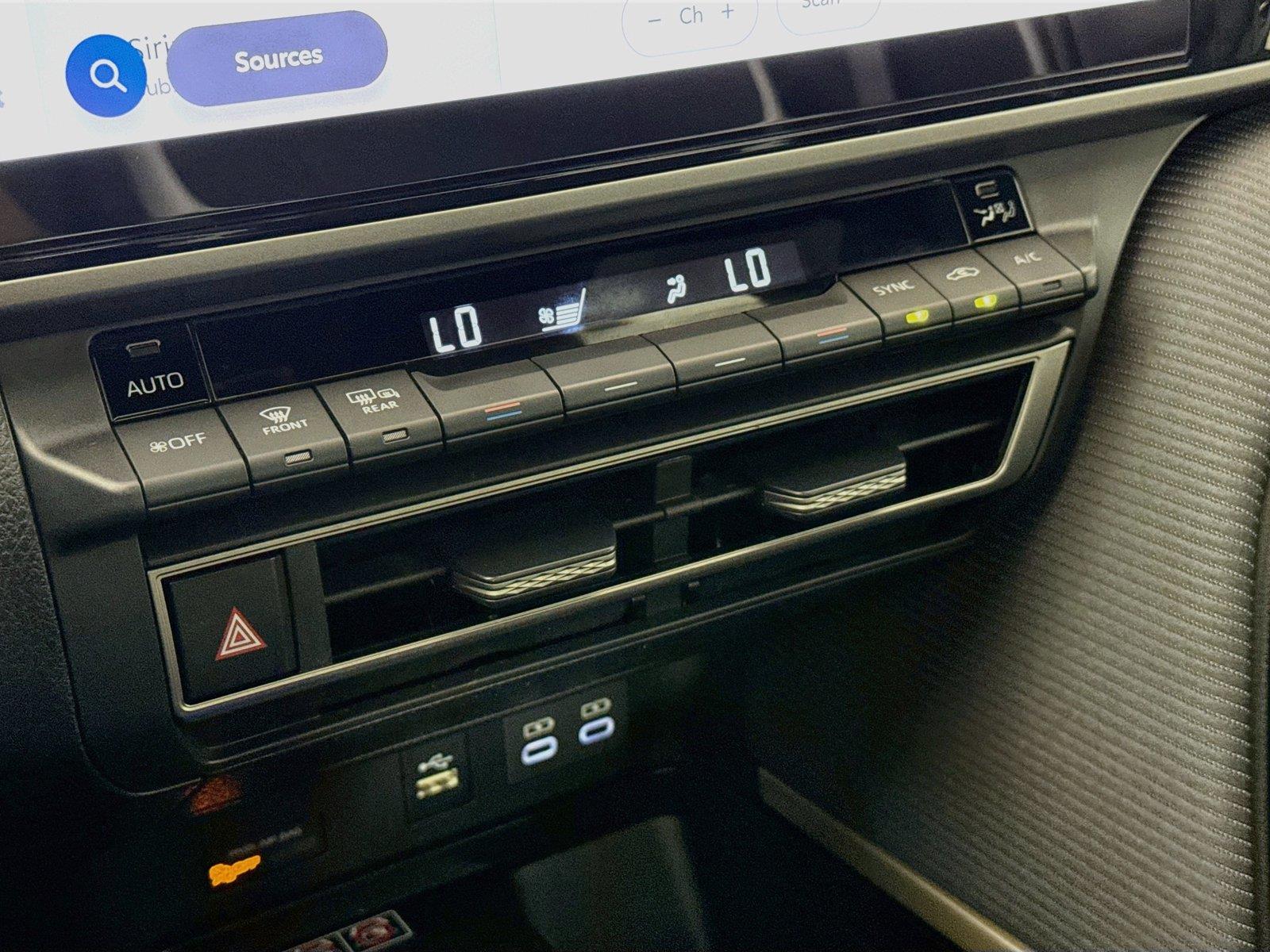 2025 Toyota Camry SE photo 25