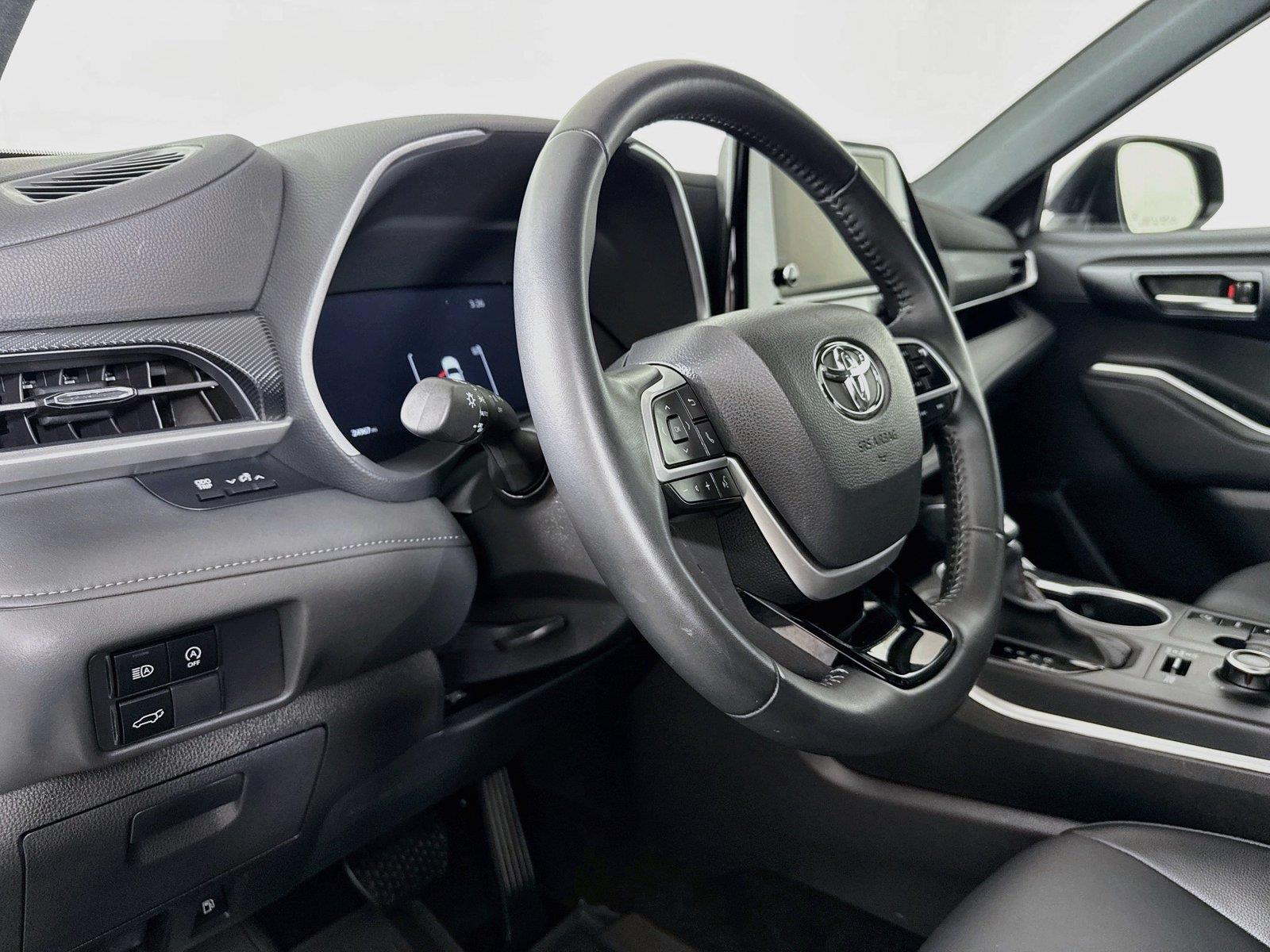 2025 Toyota Highlander LE photo 3