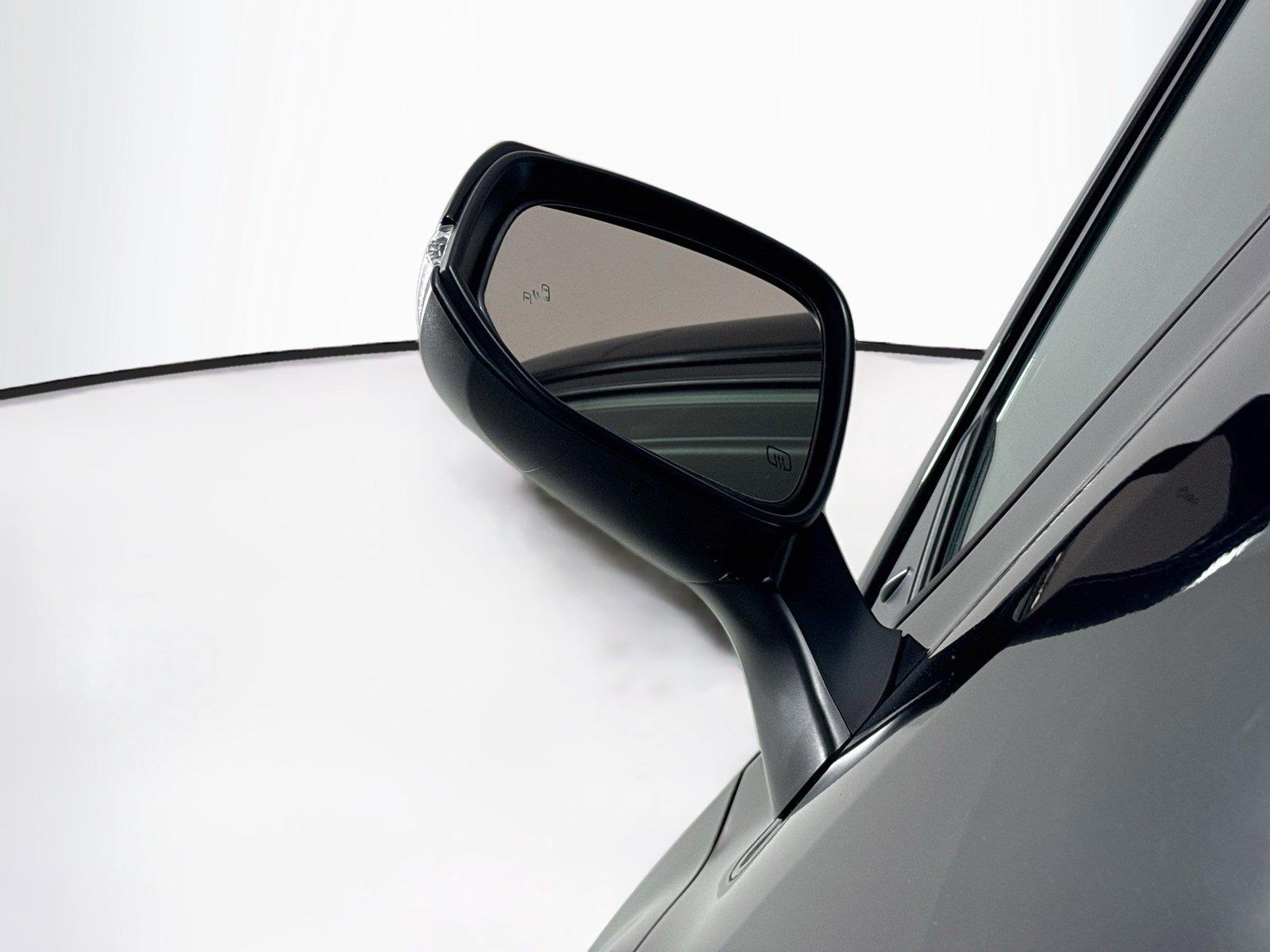 2025 Toyota Highlander LE photo 4