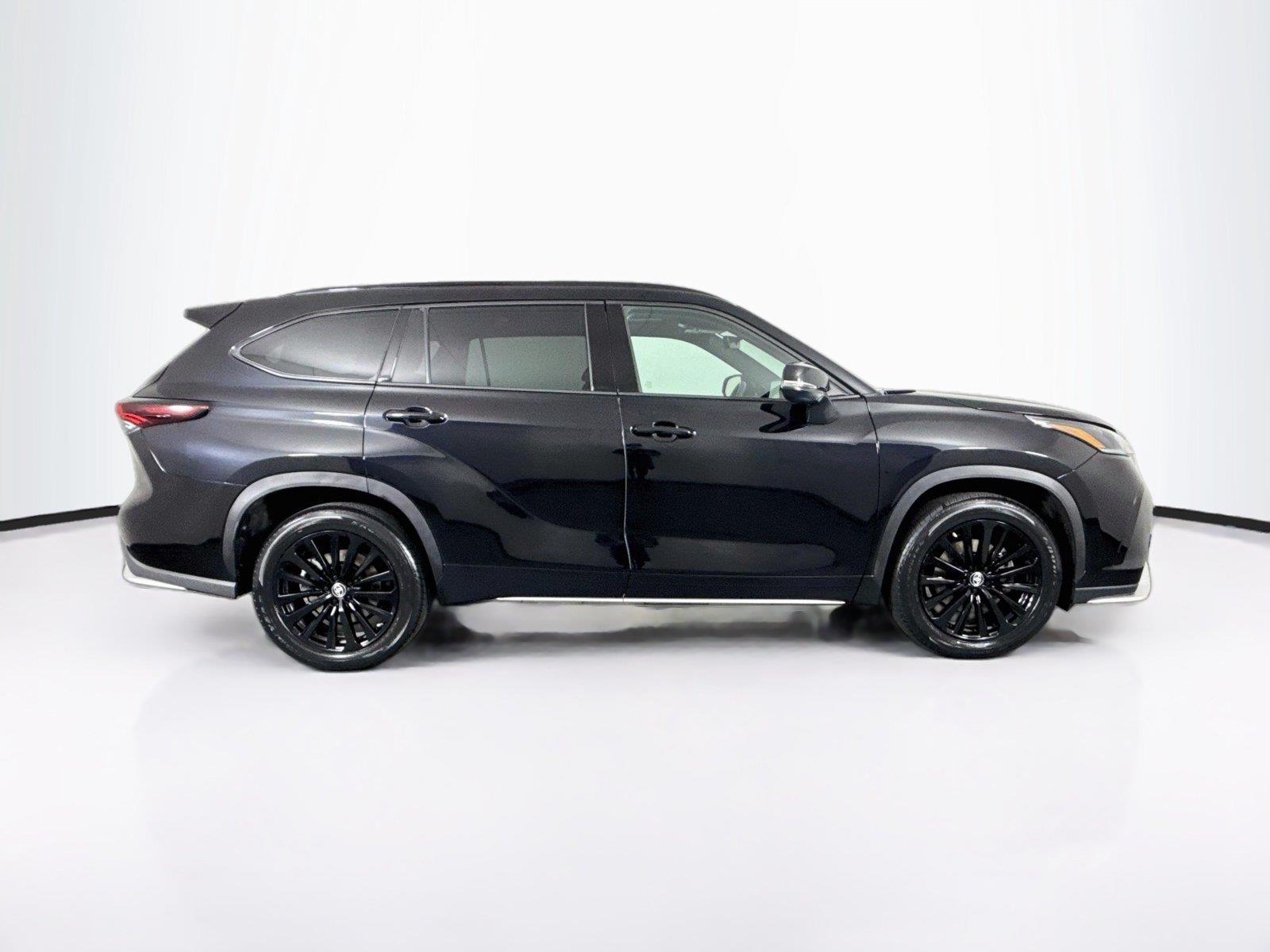 2025 Toyota Highlander LE photo 10
