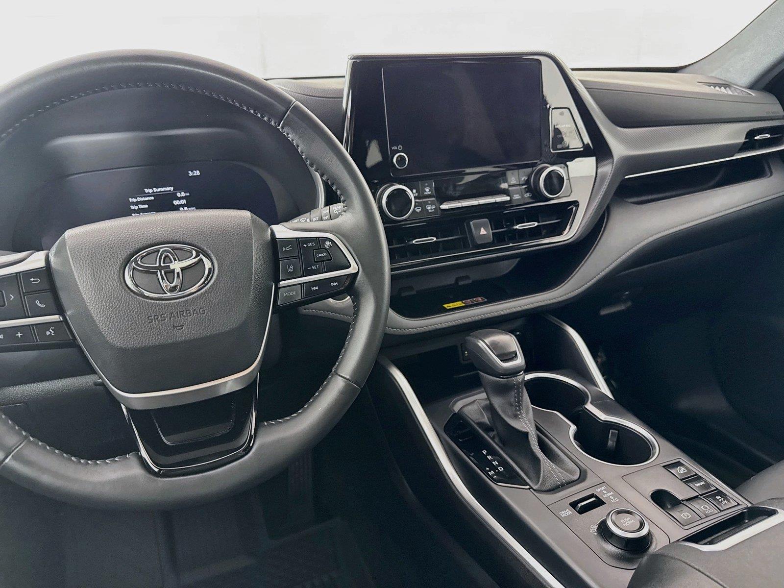 2025 Toyota Highlander LE photo 32