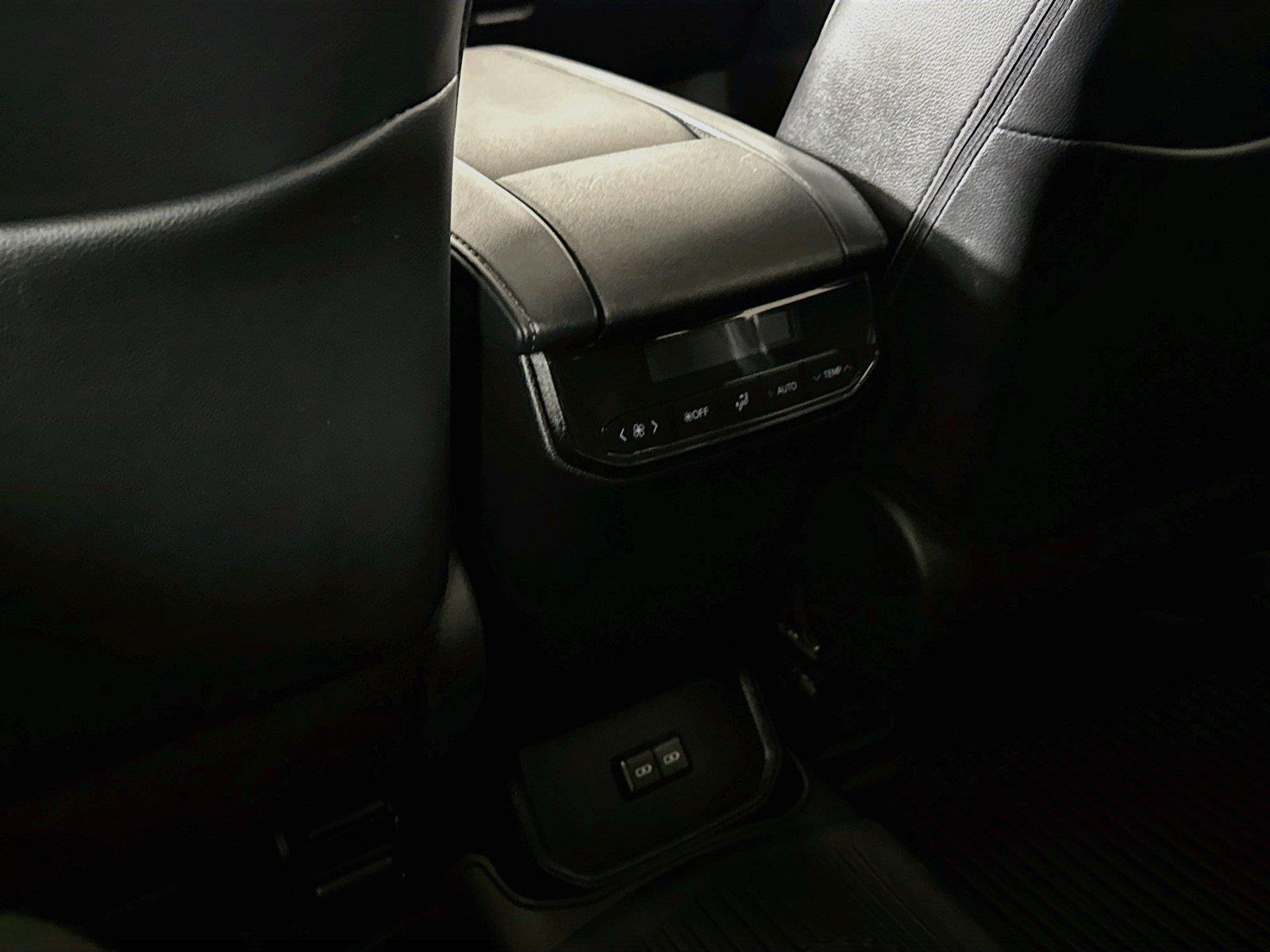 2025 Toyota Highlander LE photo 34