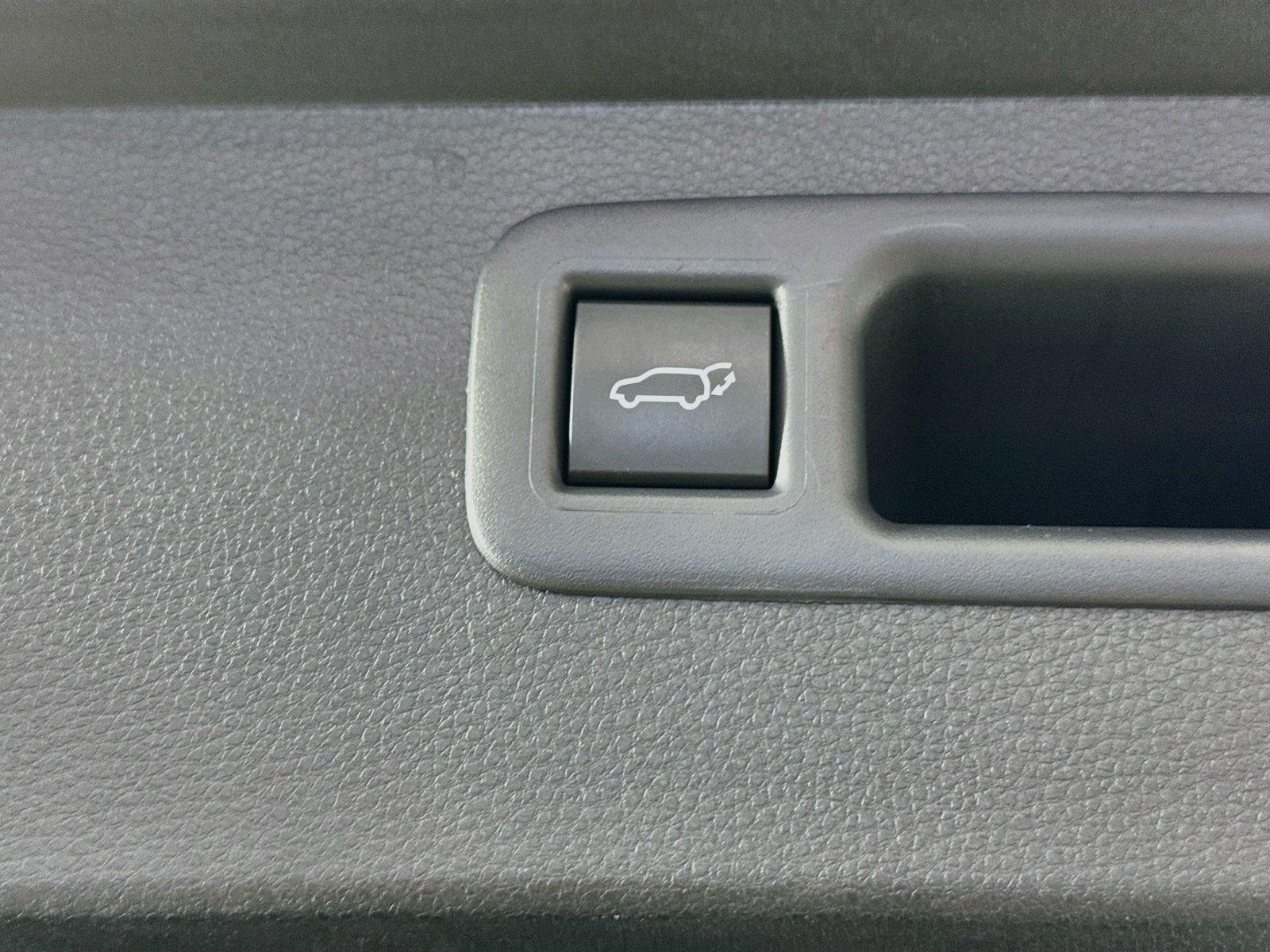 2025 Toyota Highlander LE photo 38