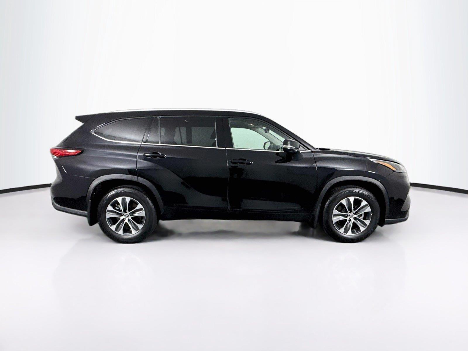 2022 Toyota Highlander XLE photo 9