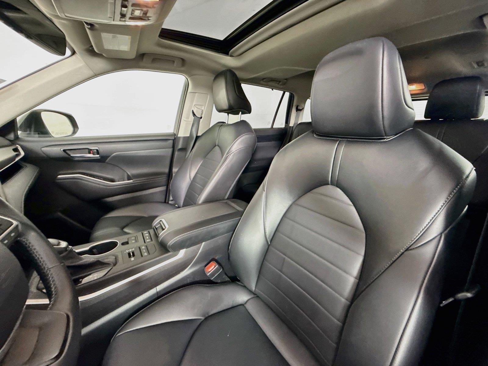2022 Toyota Highlander XLE photo 2
