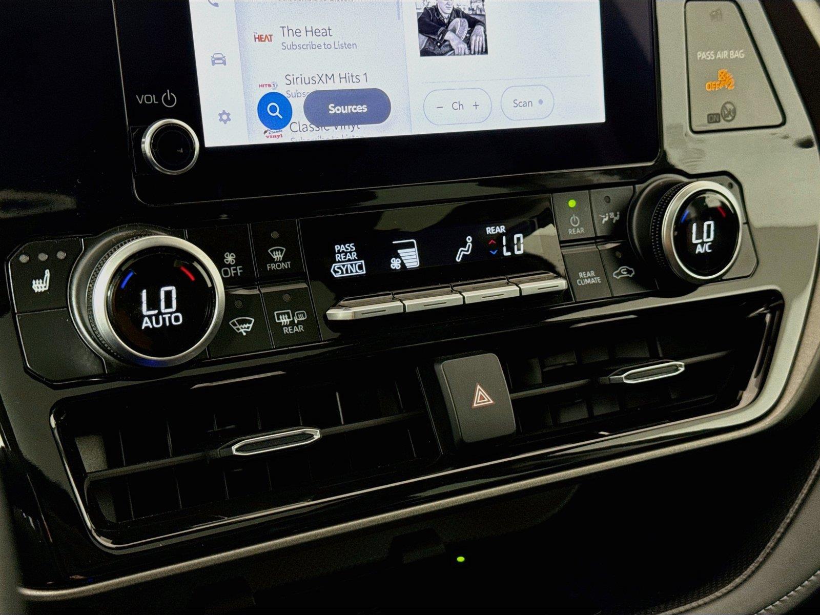 2025 Toyota Highlander XLE photo 26