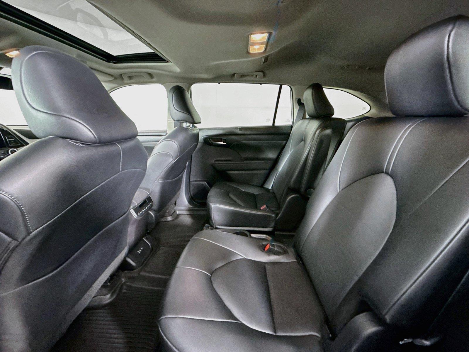 2025 Toyota Highlander XLE photo 32