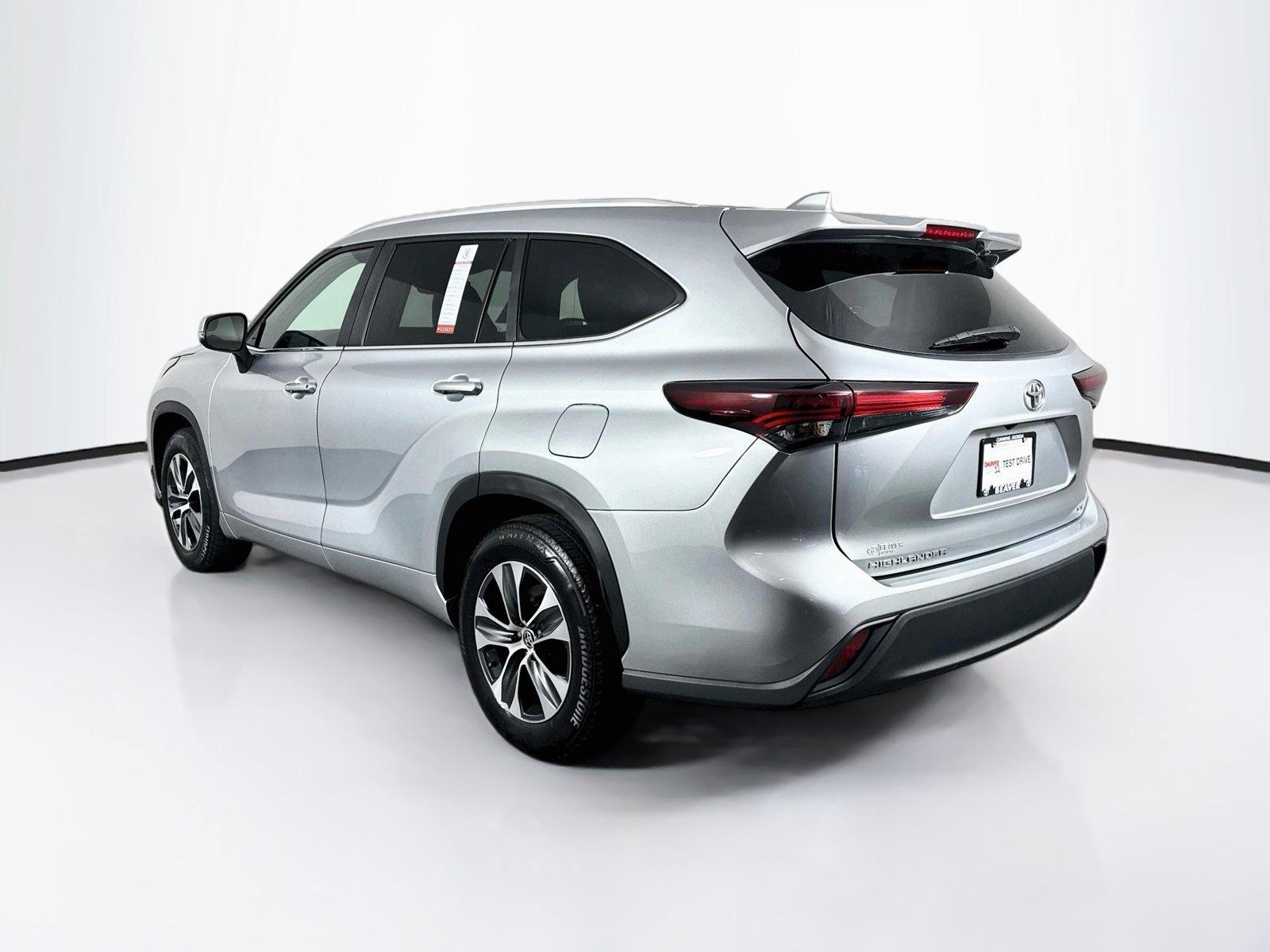 2025 Toyota Highlander XLE photo 12