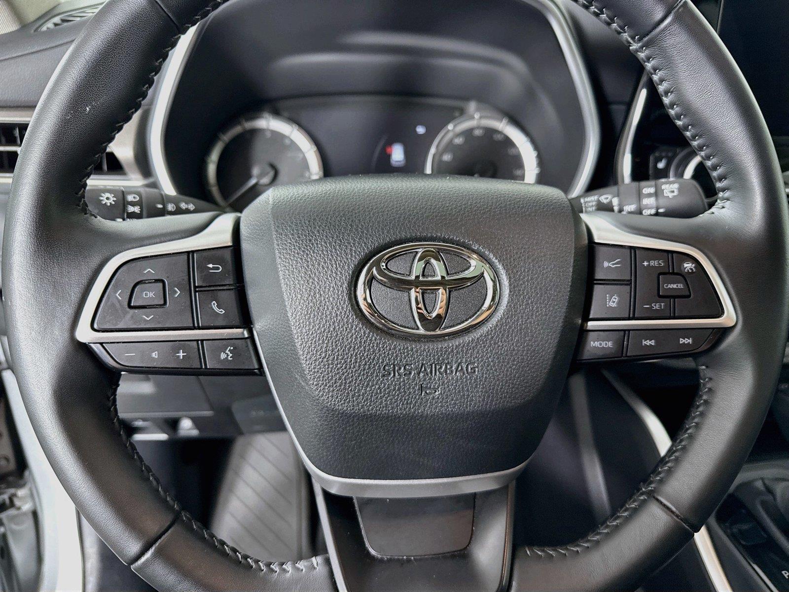2025 Toyota Highlander XLE photo 16