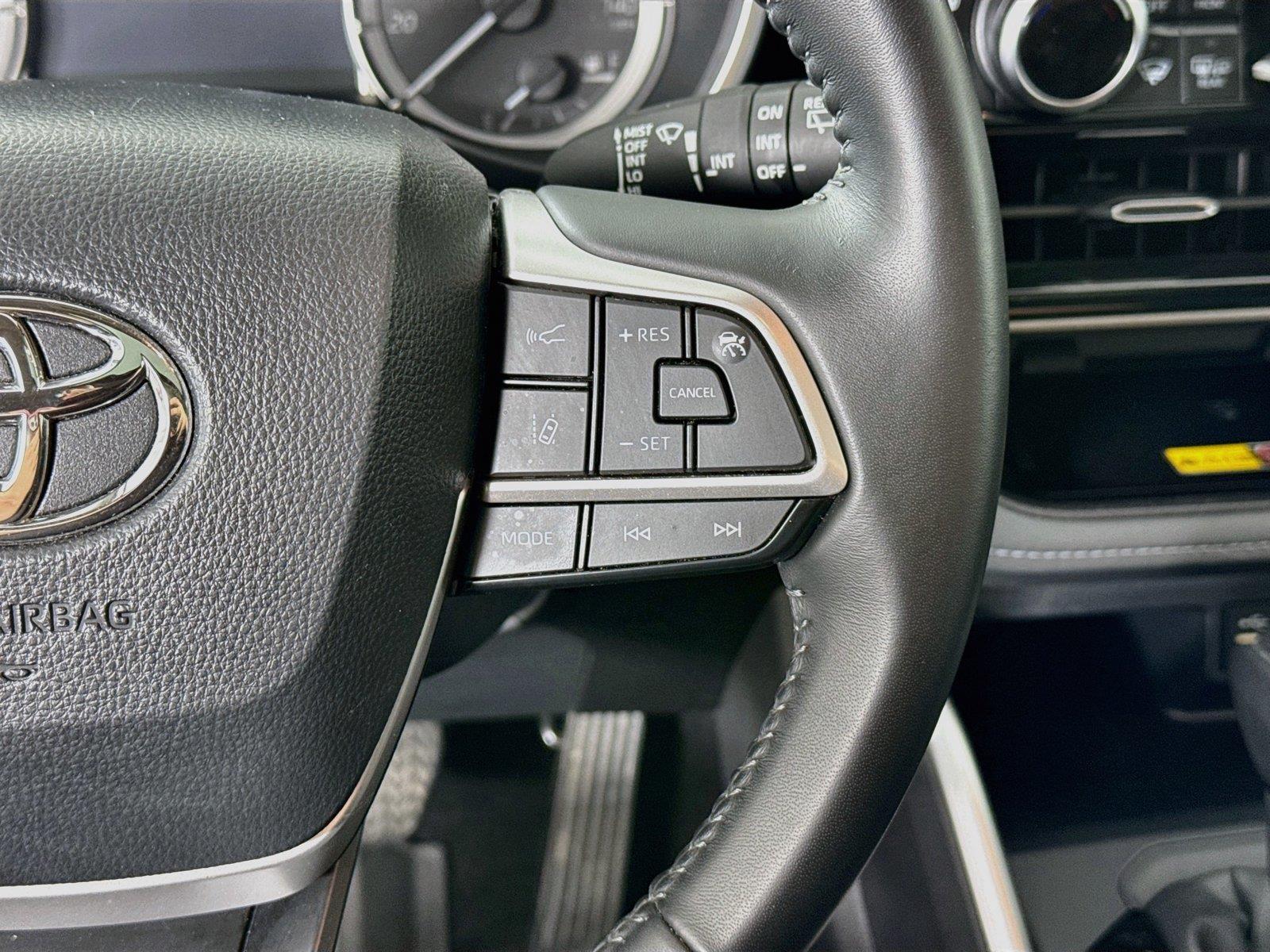 2025 Toyota Highlander XLE photo 19