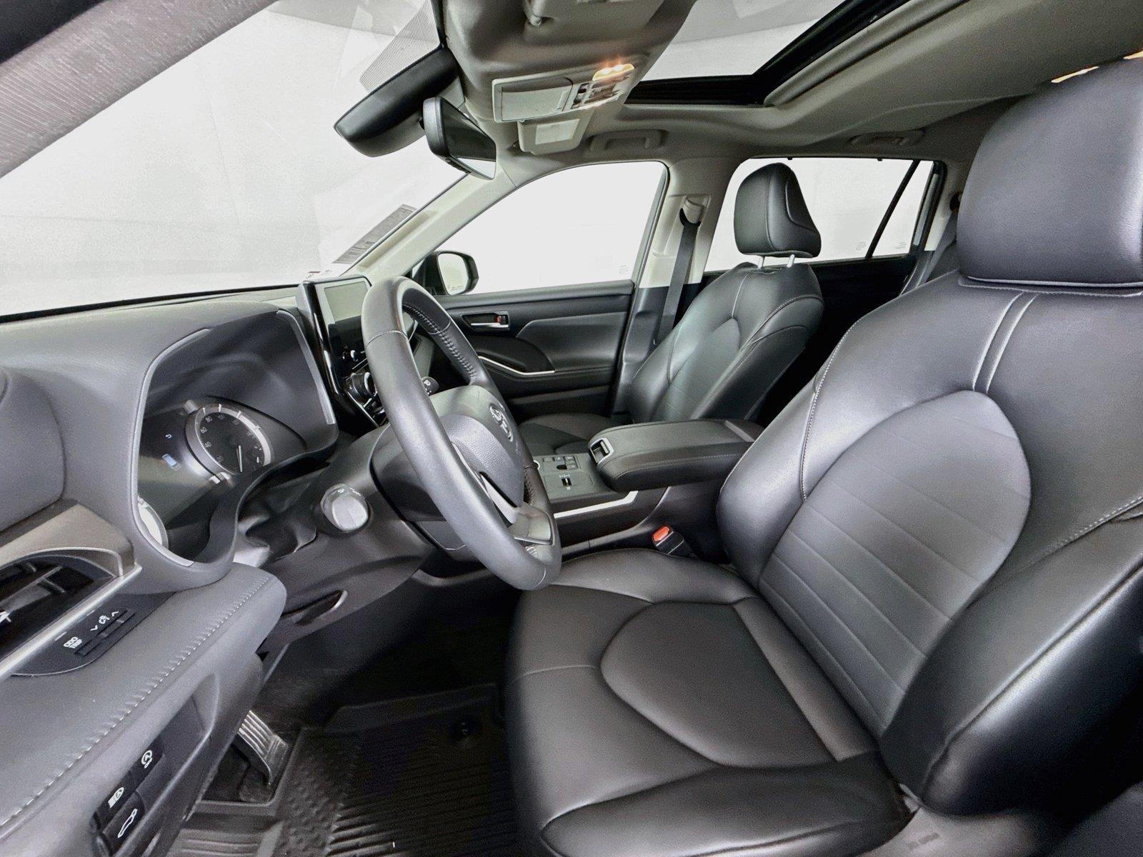 2025 Toyota Highlander XLE photo 2