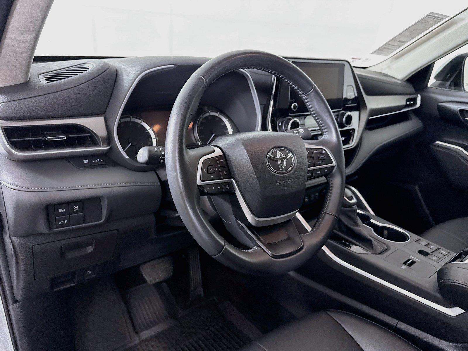 2025 Toyota Highlander XLE photo 3