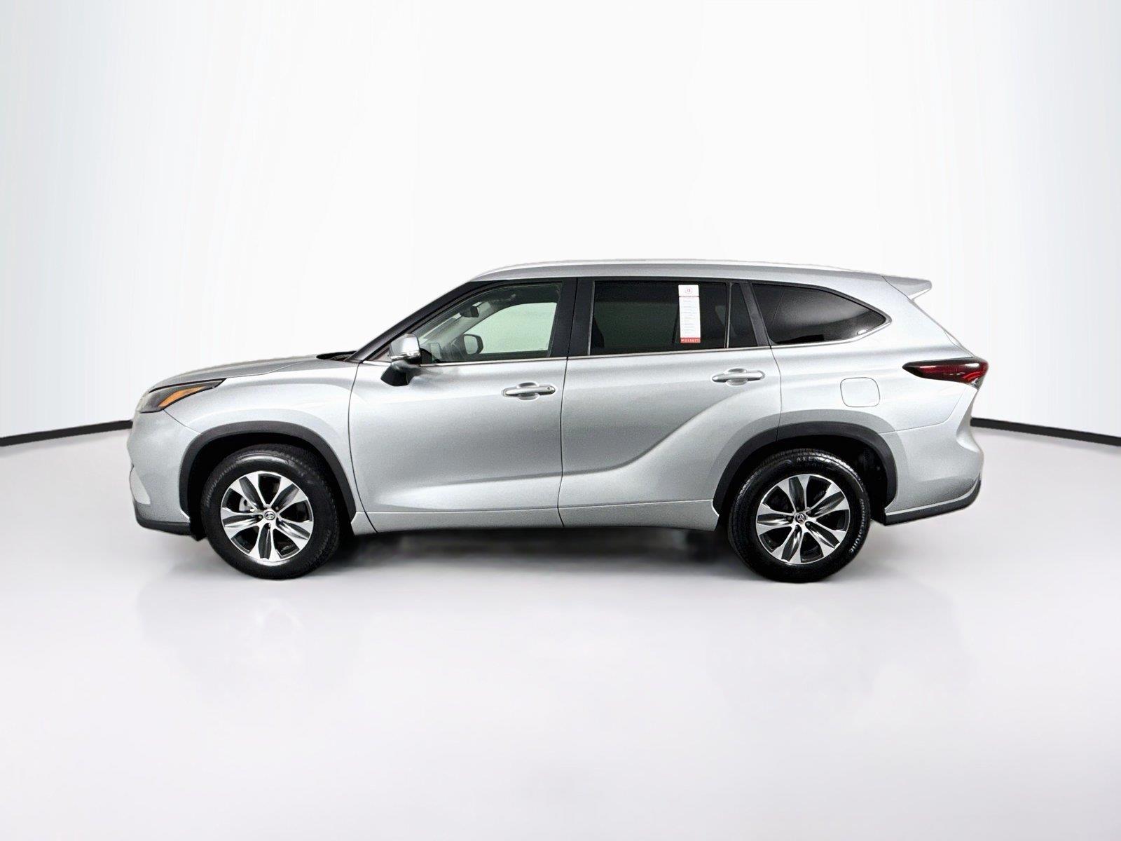 2025 Toyota Highlander XLE photo 13