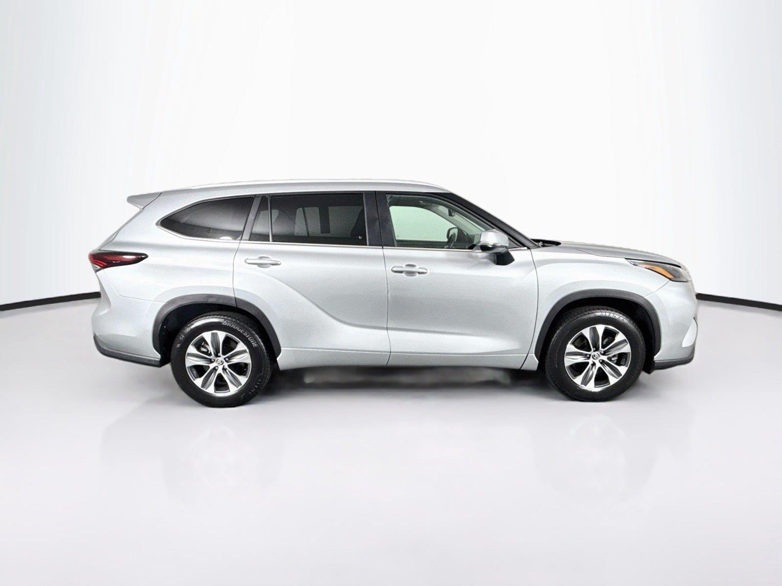 2025 Toyota Highlander XLE photo 10
