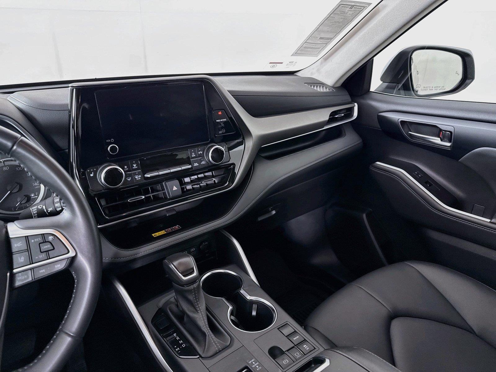 2025 Toyota Highlander XLE photo 34
