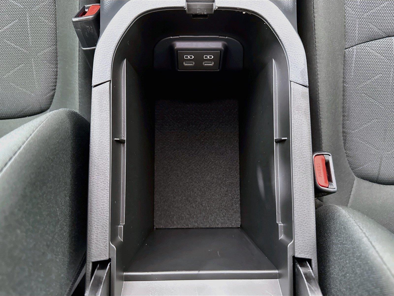 2025 Toyota RAV4 XLE photo 32