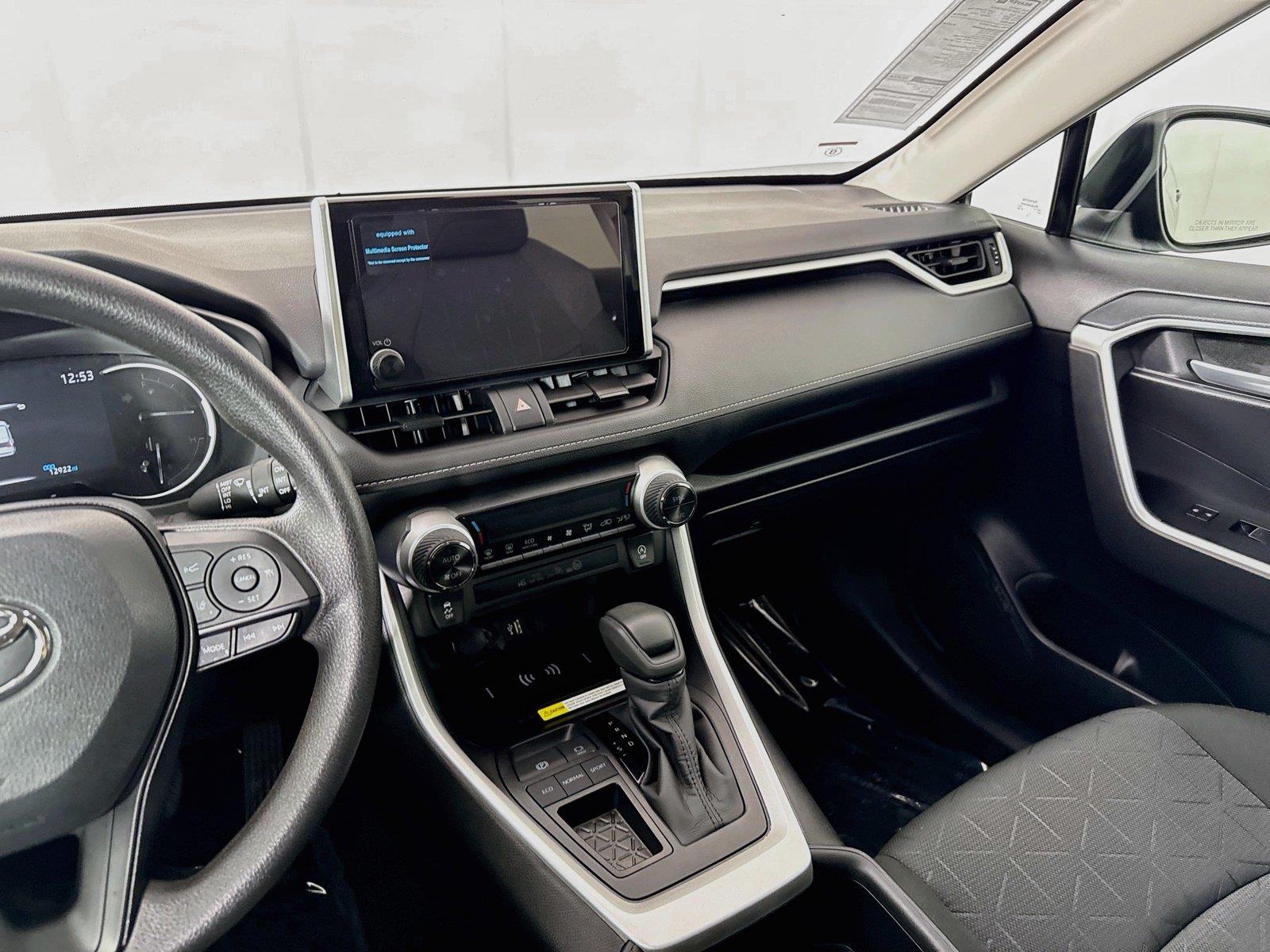 2025 Toyota RAV4 XLE photo 31