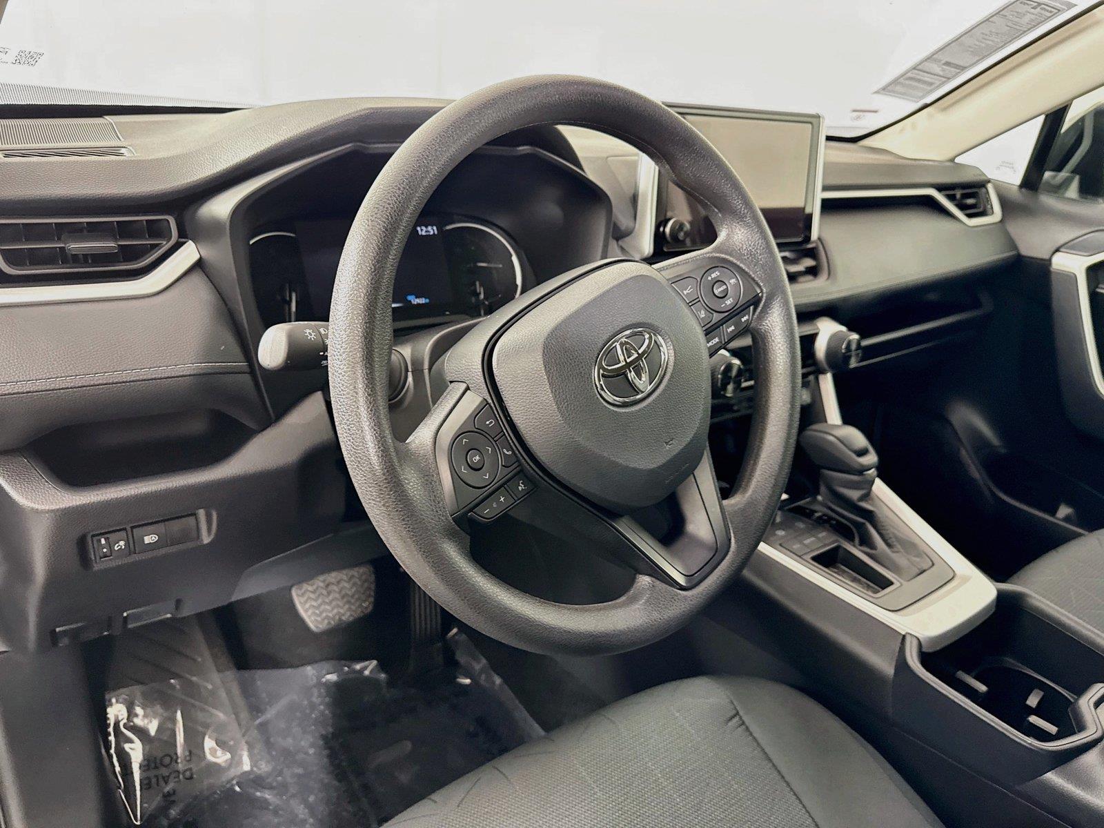 2025 Toyota RAV4 XLE photo 3