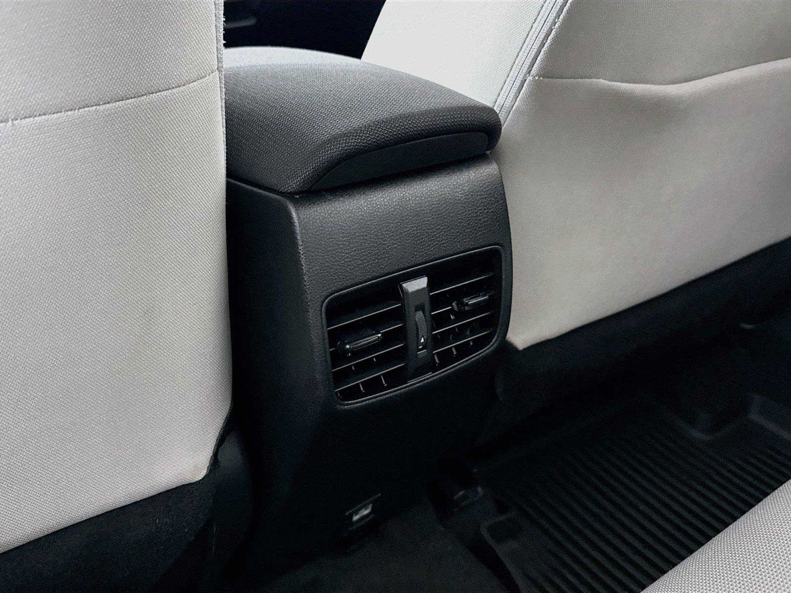2024 Toyota Corolla Cross L photo 31