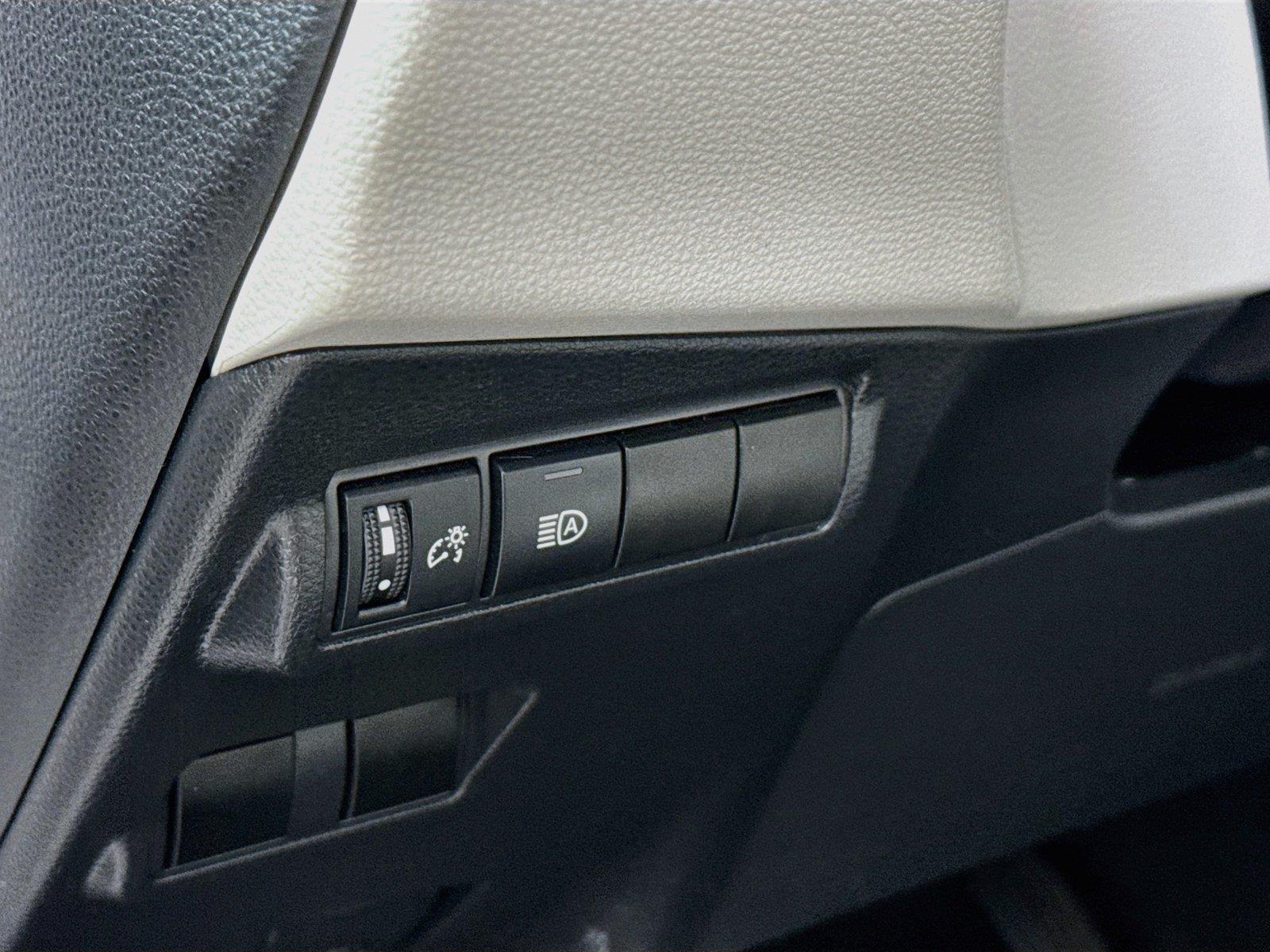 2024 Toyota Corolla Cross L photo 14