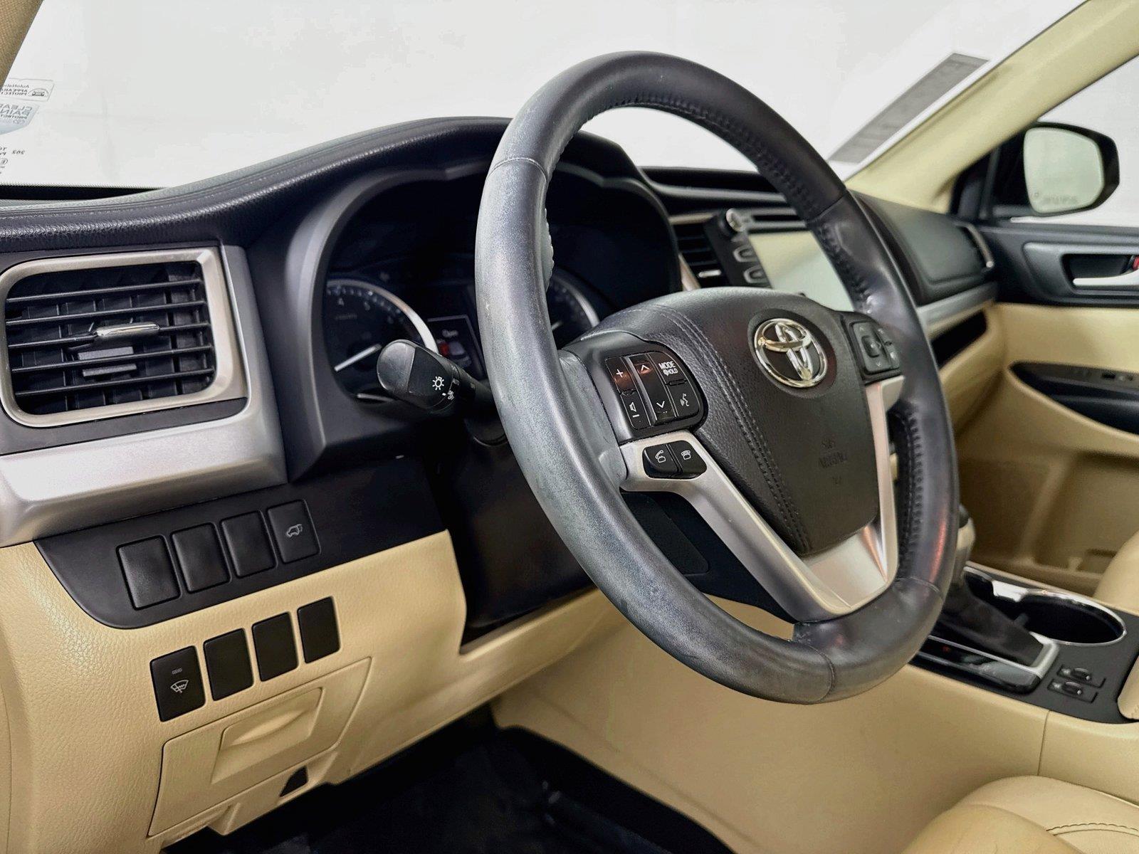 2016 Toyota Highlander XLE photo 3