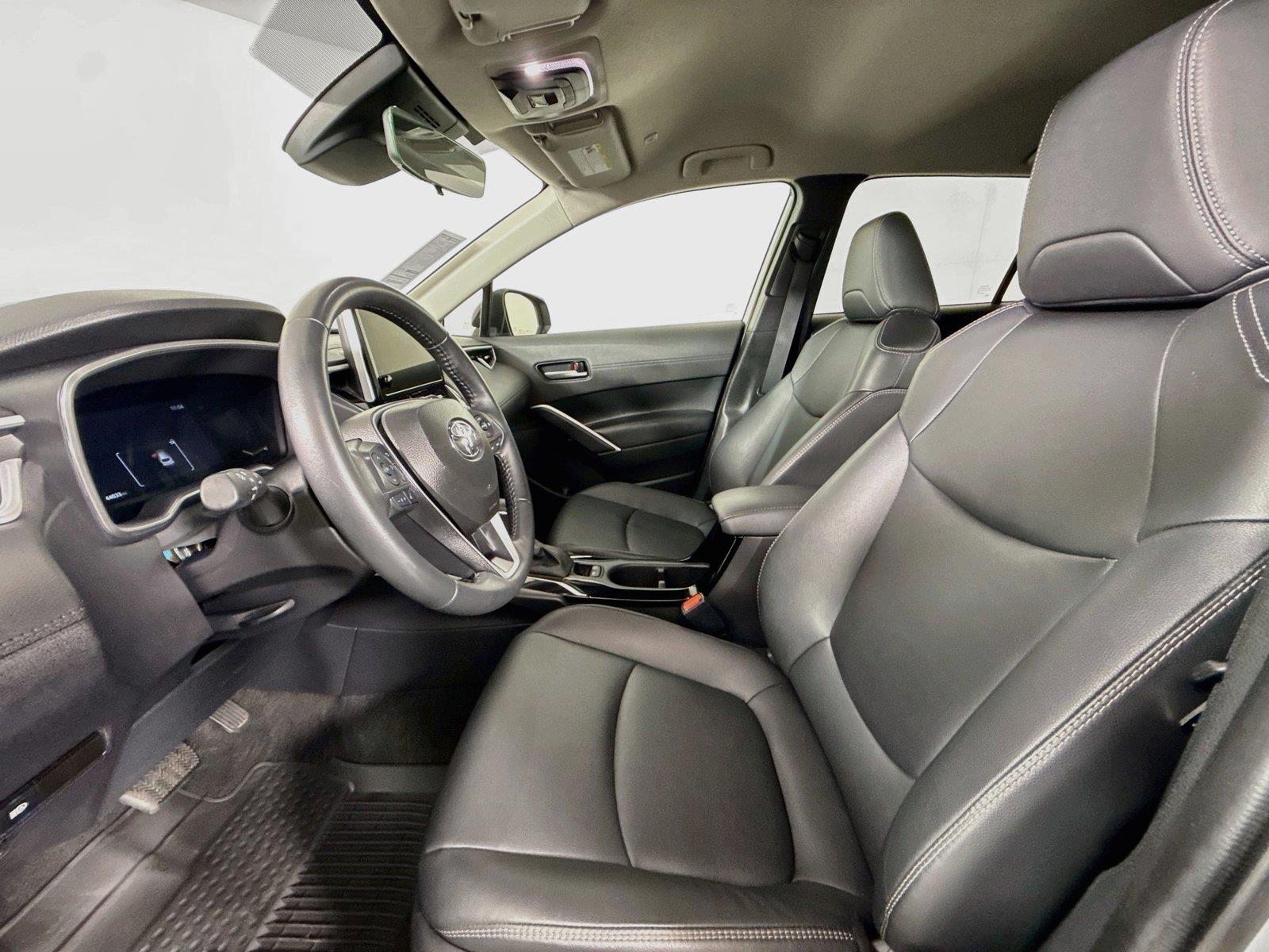 2025 Toyota Corolla Cross XLE photo 2