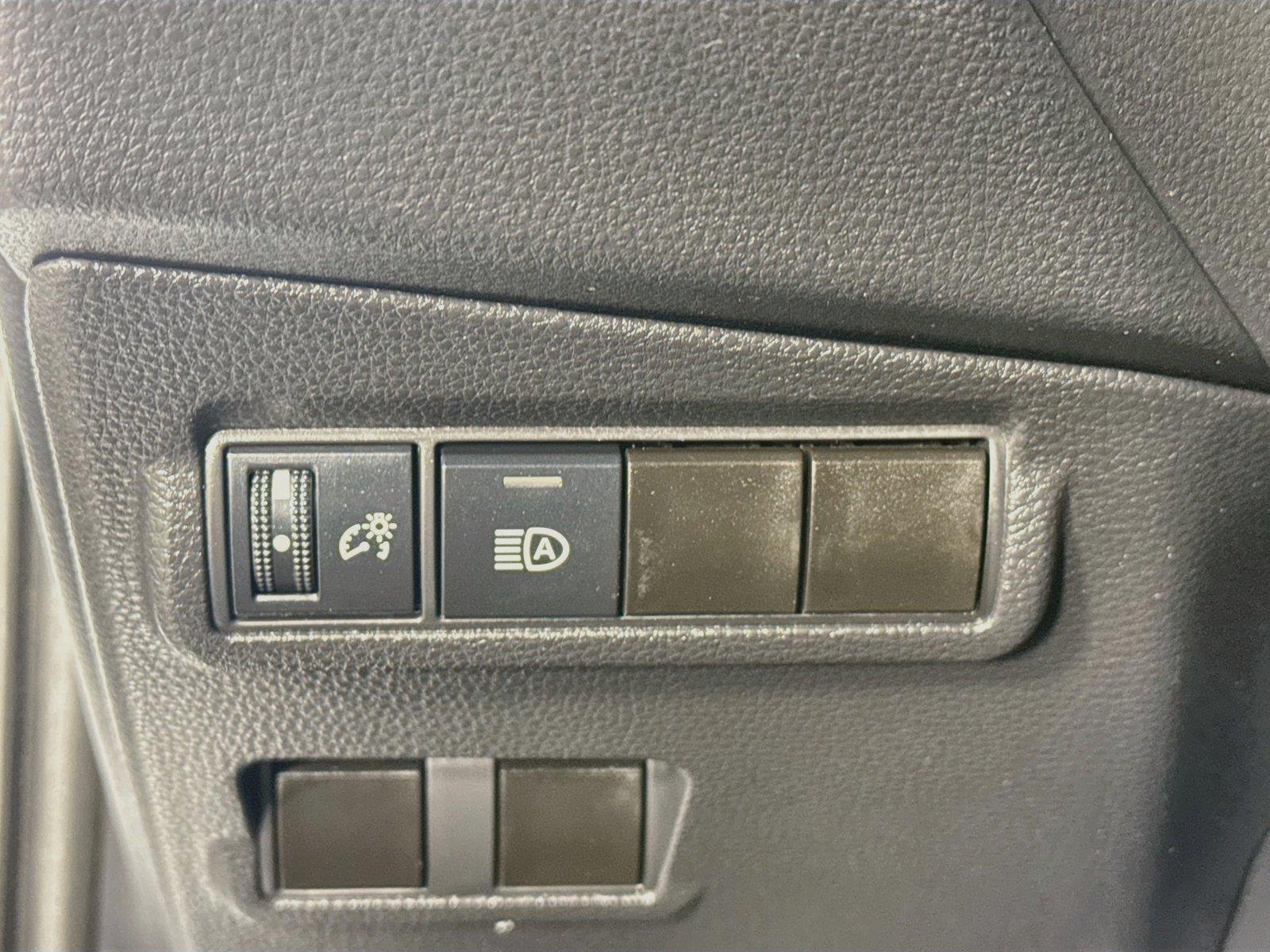2025 Toyota Corolla Cross XLE photo 14
