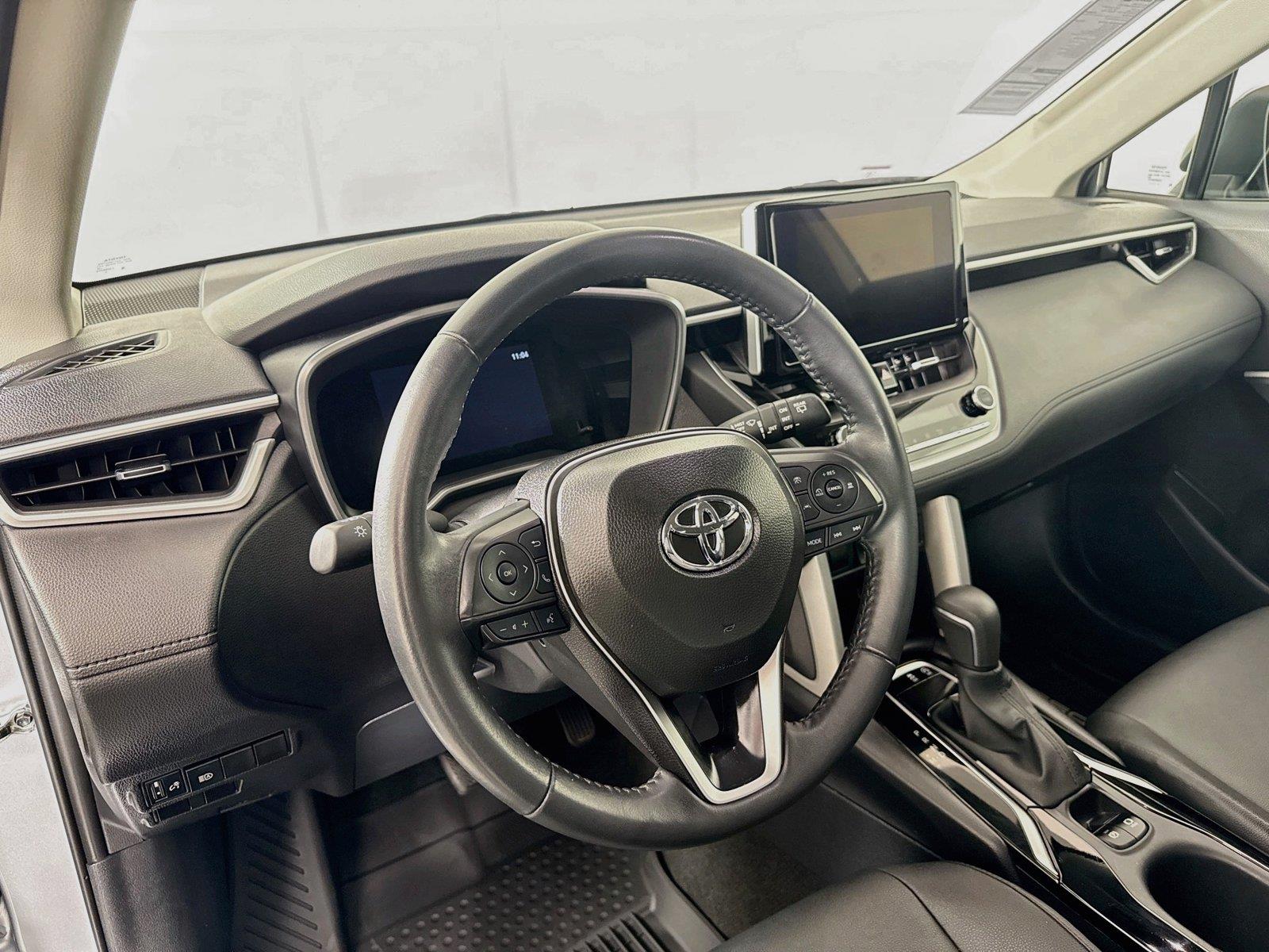 2025 Toyota Corolla Cross XLE photo 3