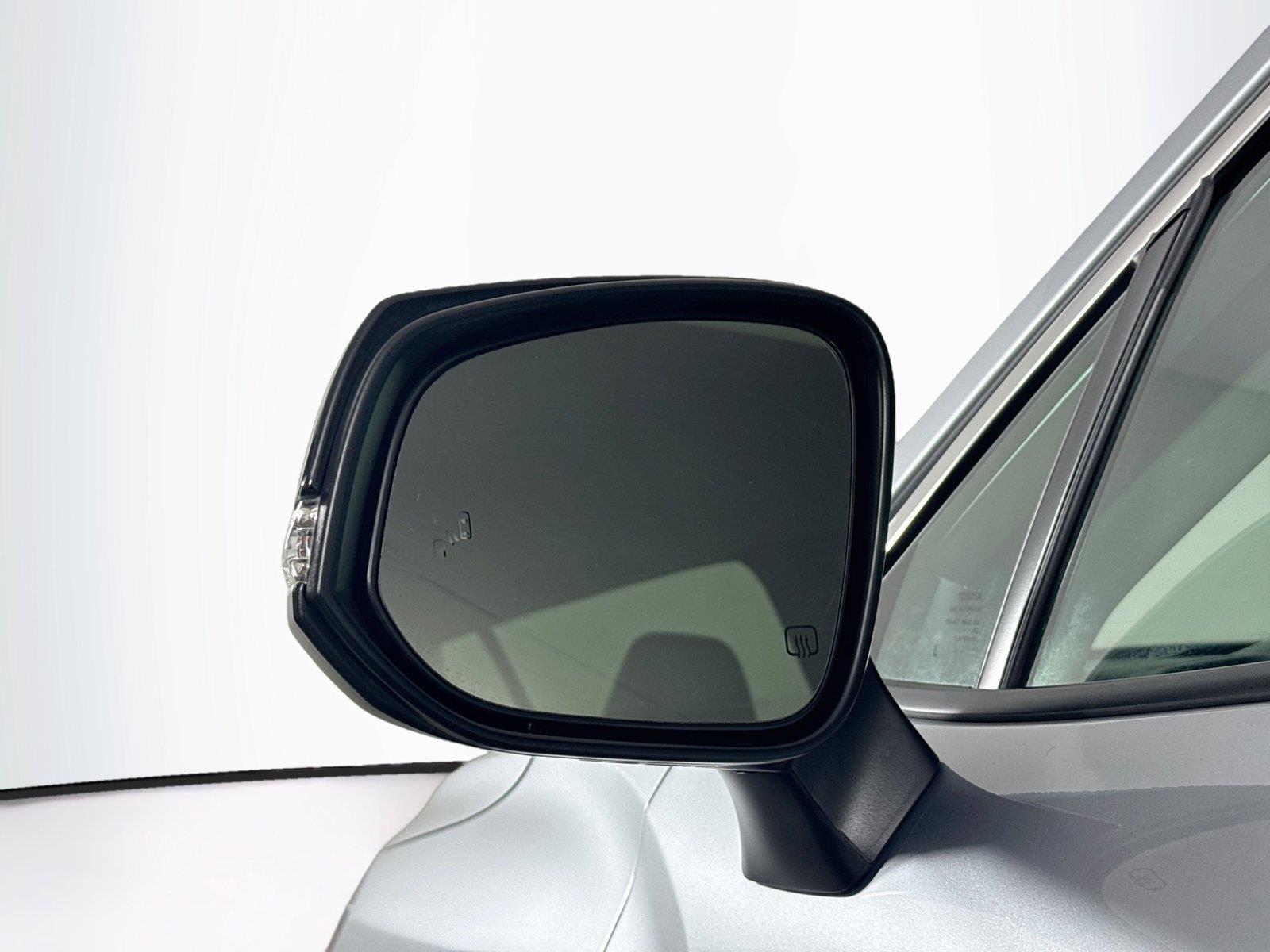 2025 Toyota Corolla Cross XLE photo 4