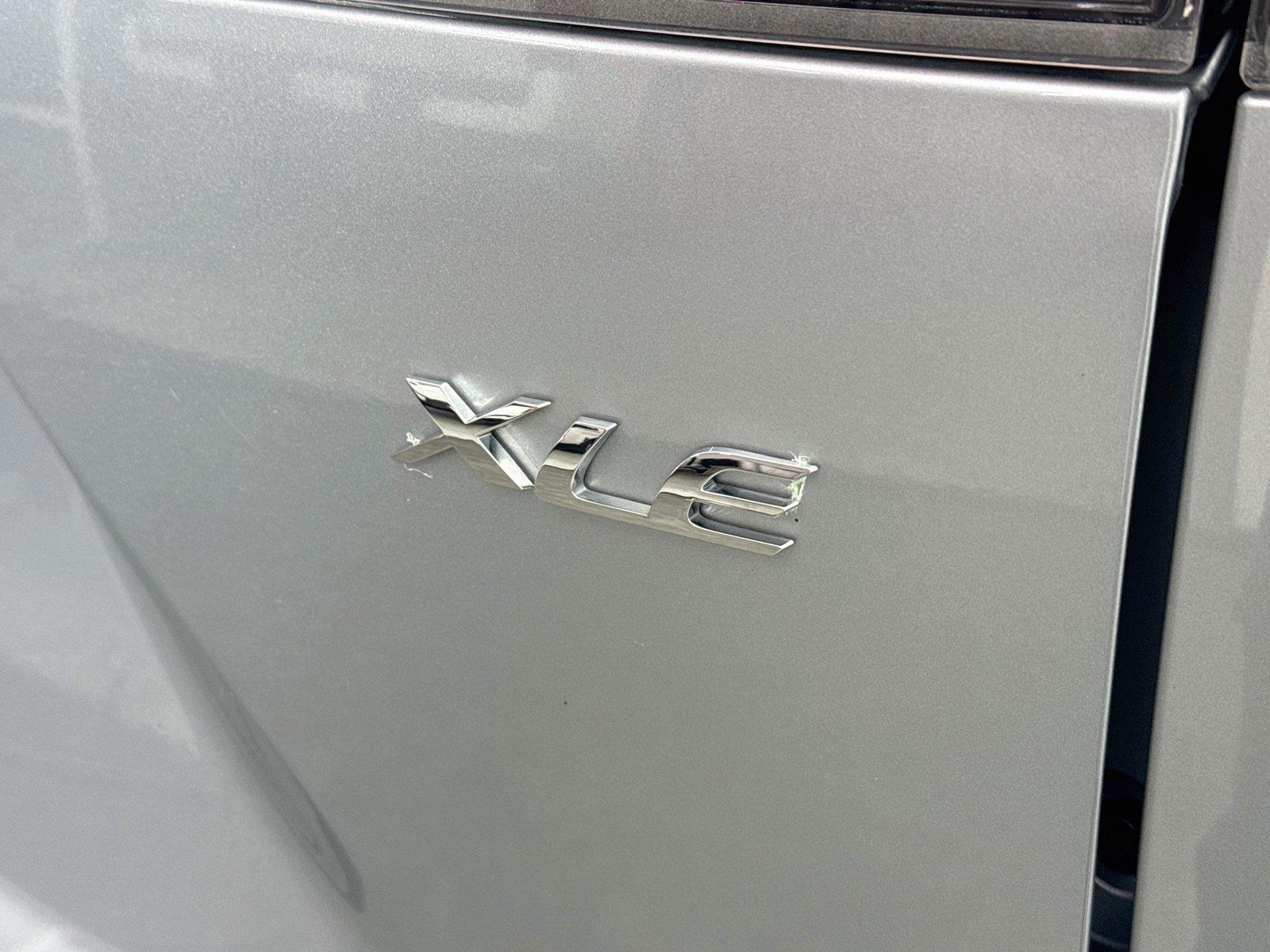 2025 Toyota Corolla Cross XLE photo 13