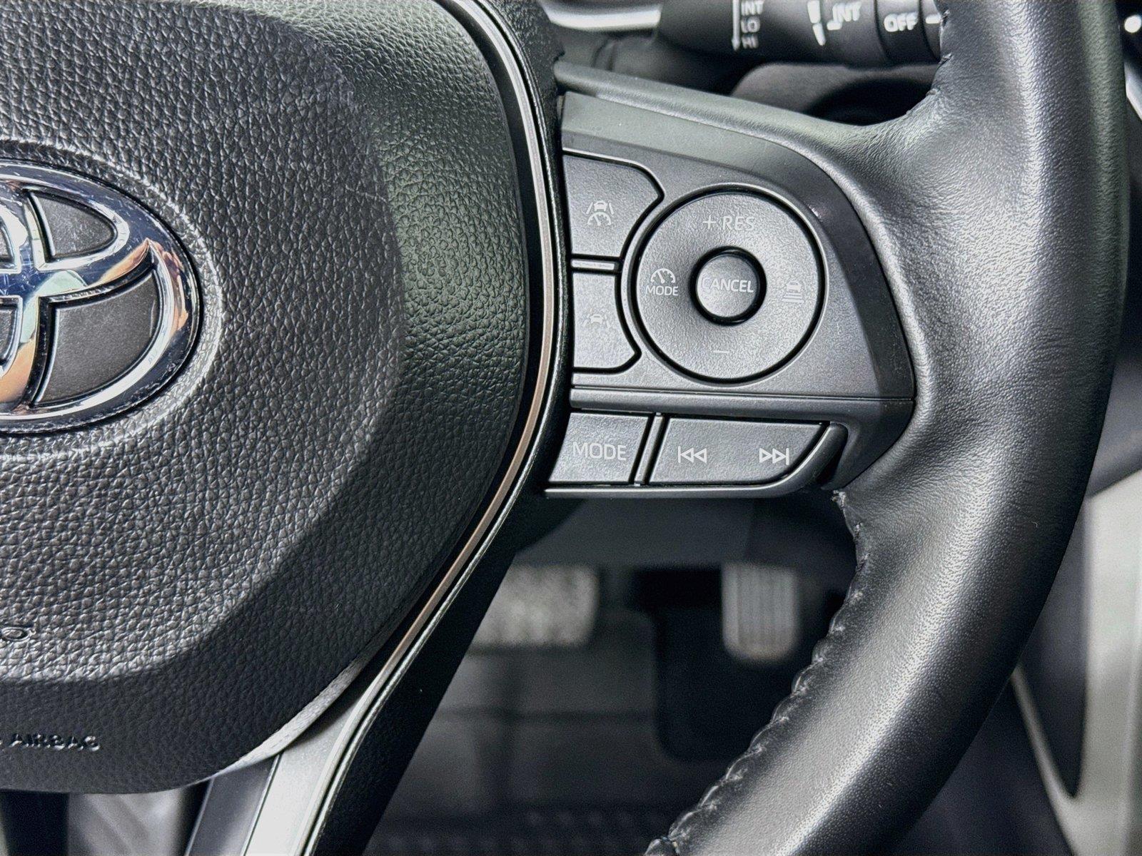 2025 Toyota Corolla Cross XLE photo 17