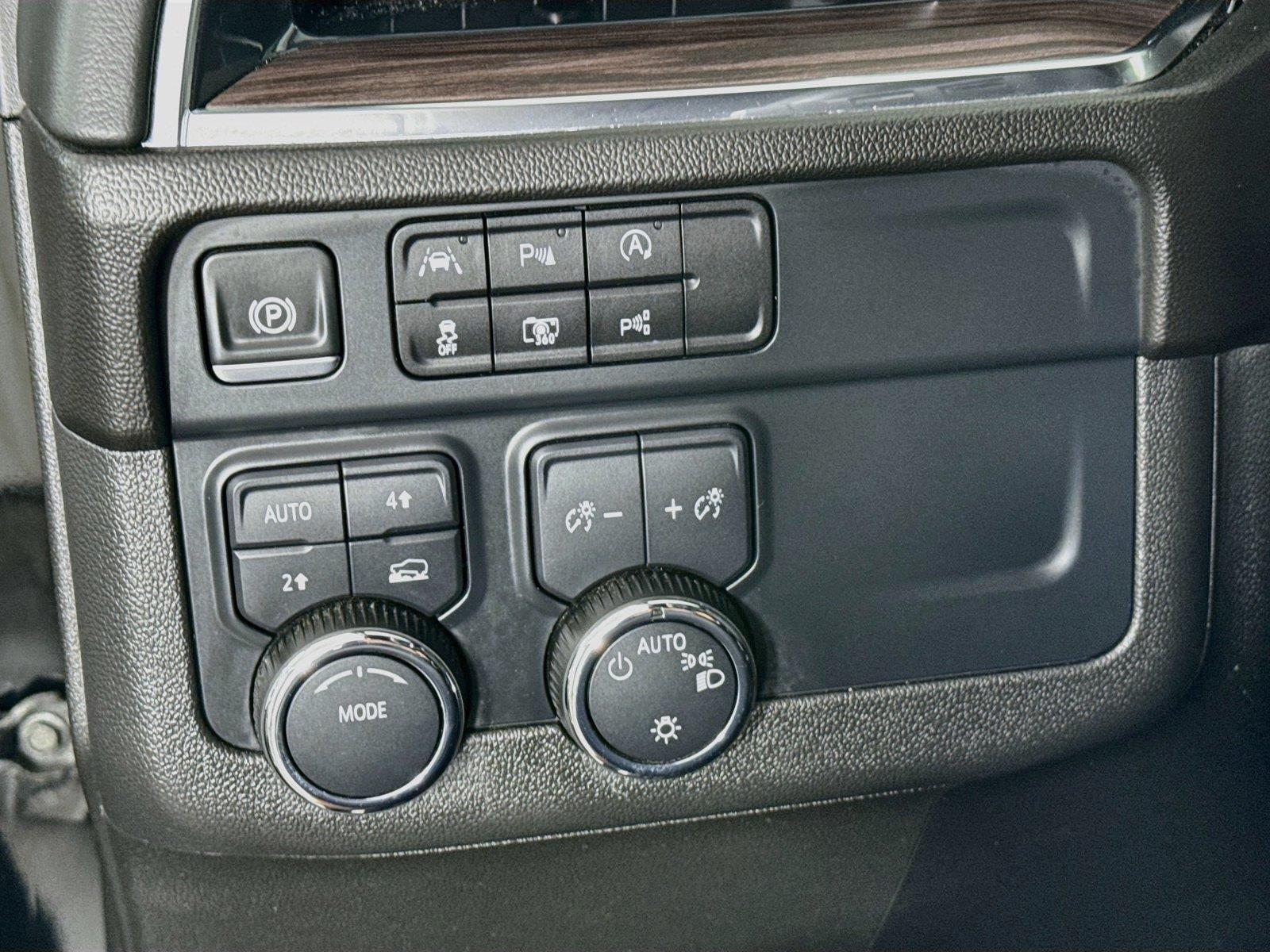 2025 Chevrolet Suburban LT photo 15