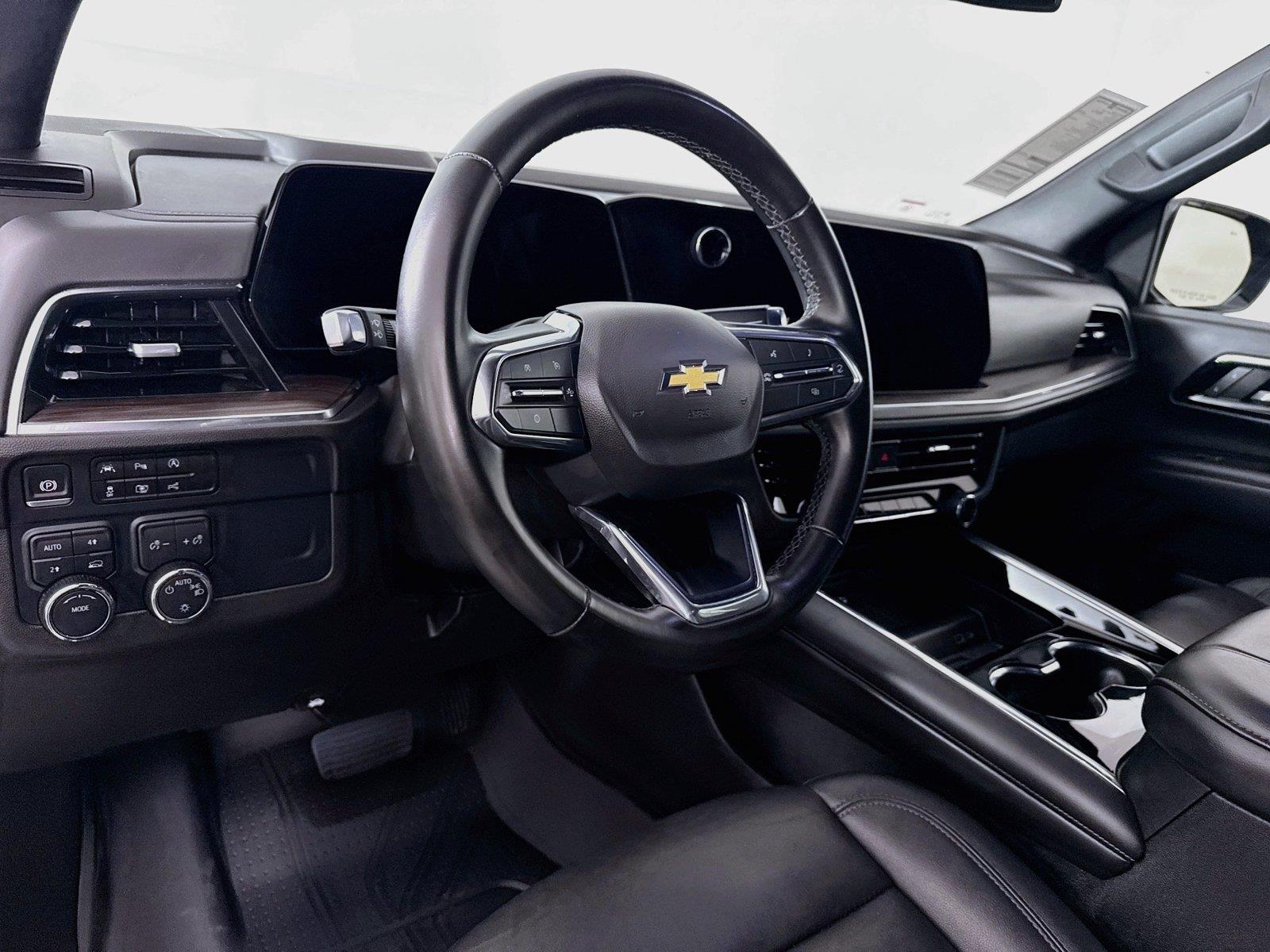 2025 Chevrolet Suburban LT photo 3