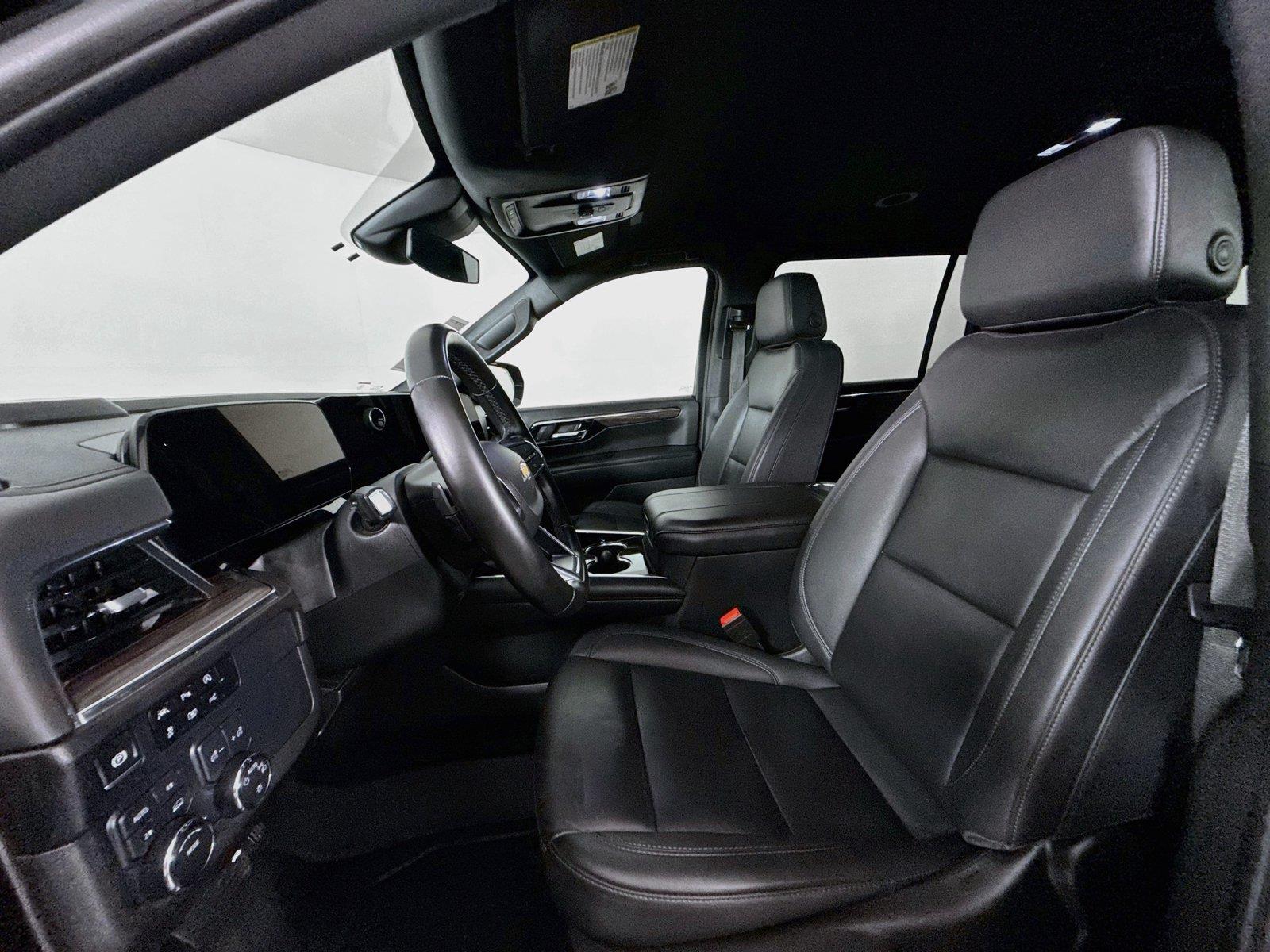 2025 Chevrolet Suburban LT photo 2