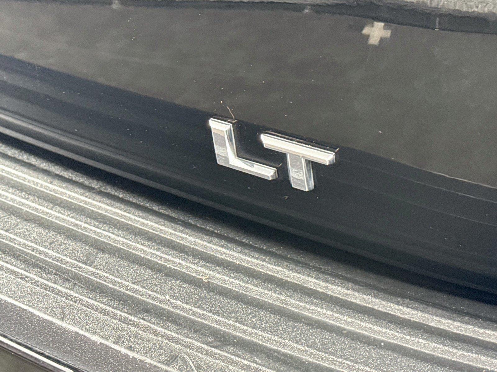 2025 Chevrolet Suburban LT photo 14