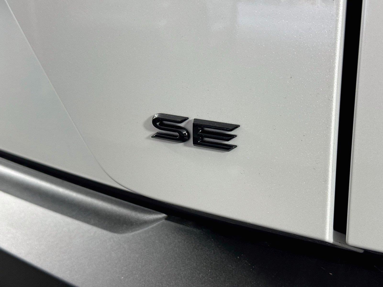 2026 Toyota C-HR SE photo 9