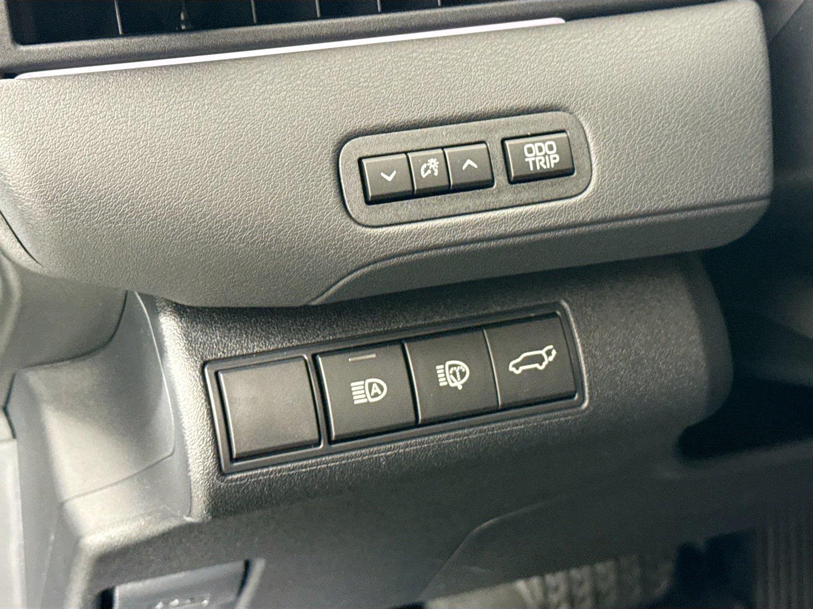 2026 Toyota C-HR SE photo 17
