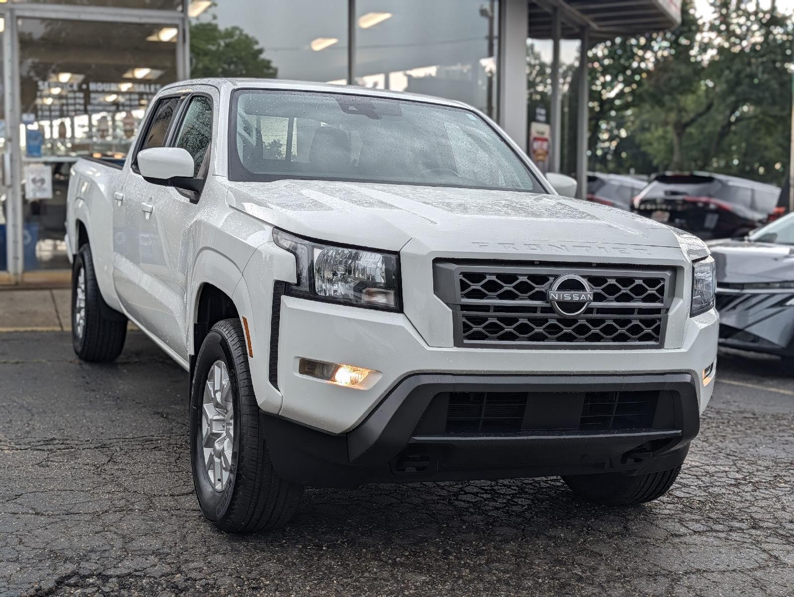 Glacier White 2022 Nissan Frontier Pickup Truck Four-Wheel Drive Automatic