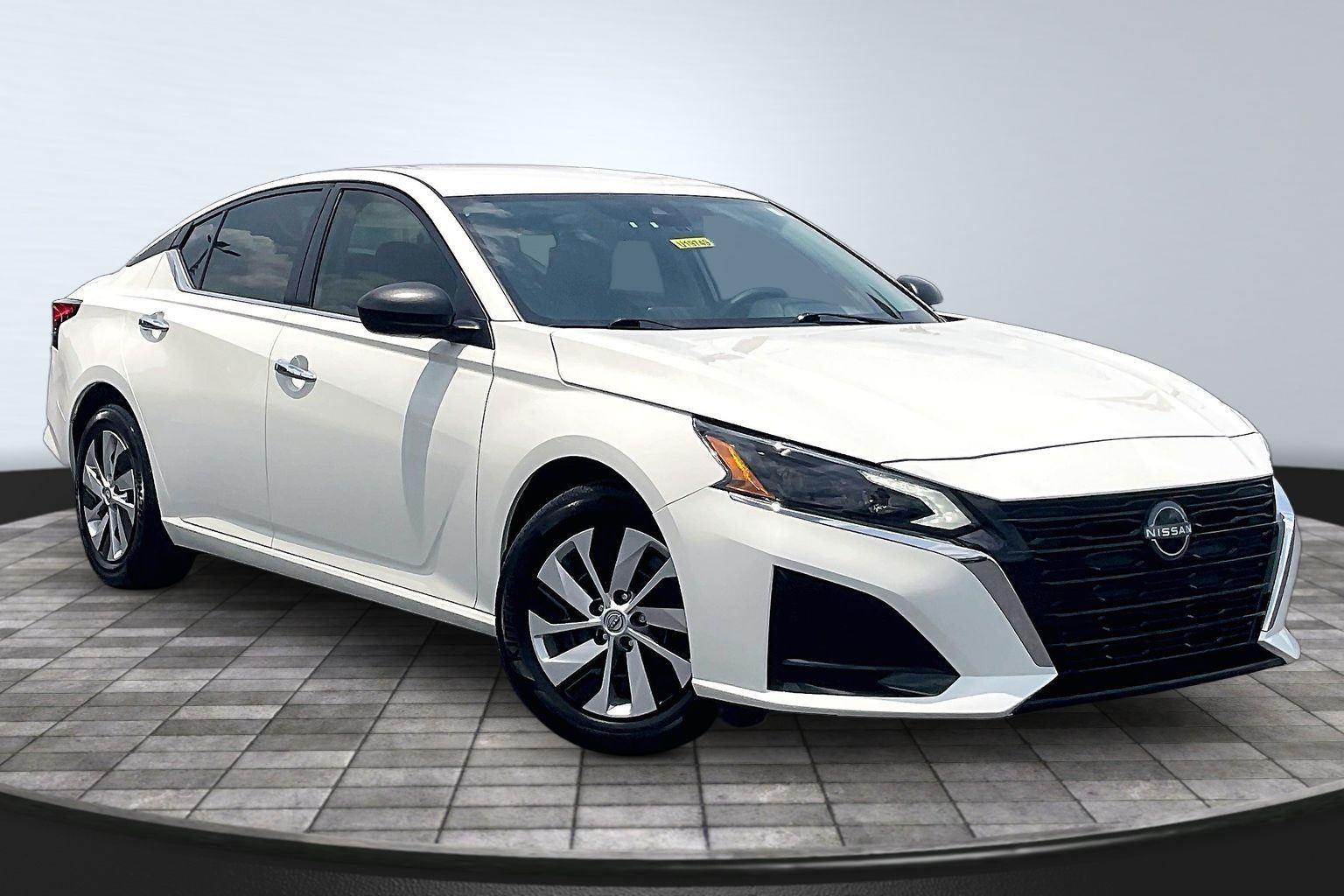 Glacier White 2025 Nissan Altima Sedan Front-Wheel Drive Continuously Variable Transmission