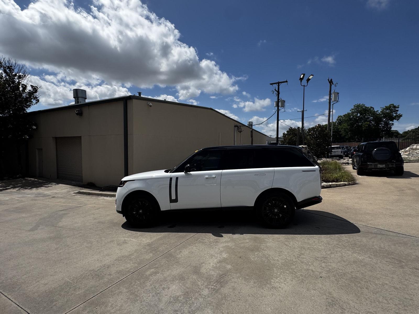 Fuji White 2025 Land Rover Range Rover P530 SE AWD SUV / Crossover All-Wheel Drive Automatic