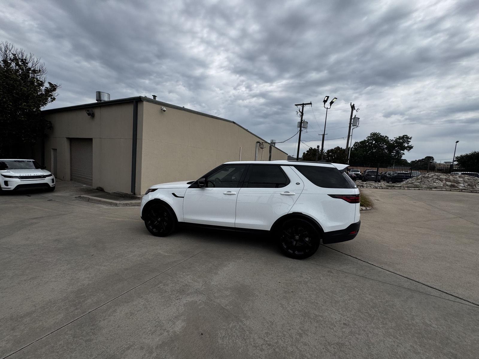 Fuji White 2025 Land Rover Discovery SUV / Crossover All-Wheel Drive