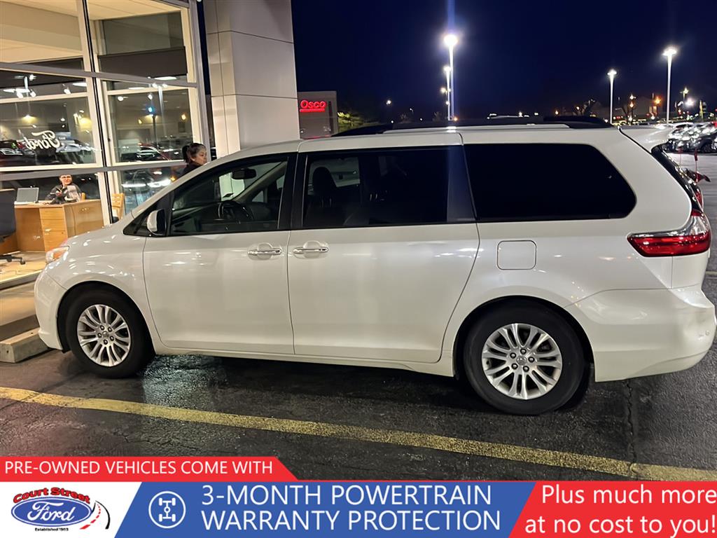 2015 Toyota Sienna XLE's photo