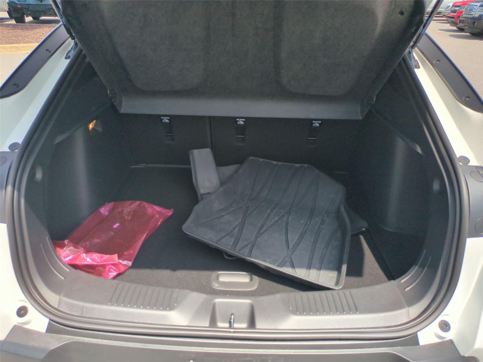 Used 2025 Summit White Buick Preferred image 33