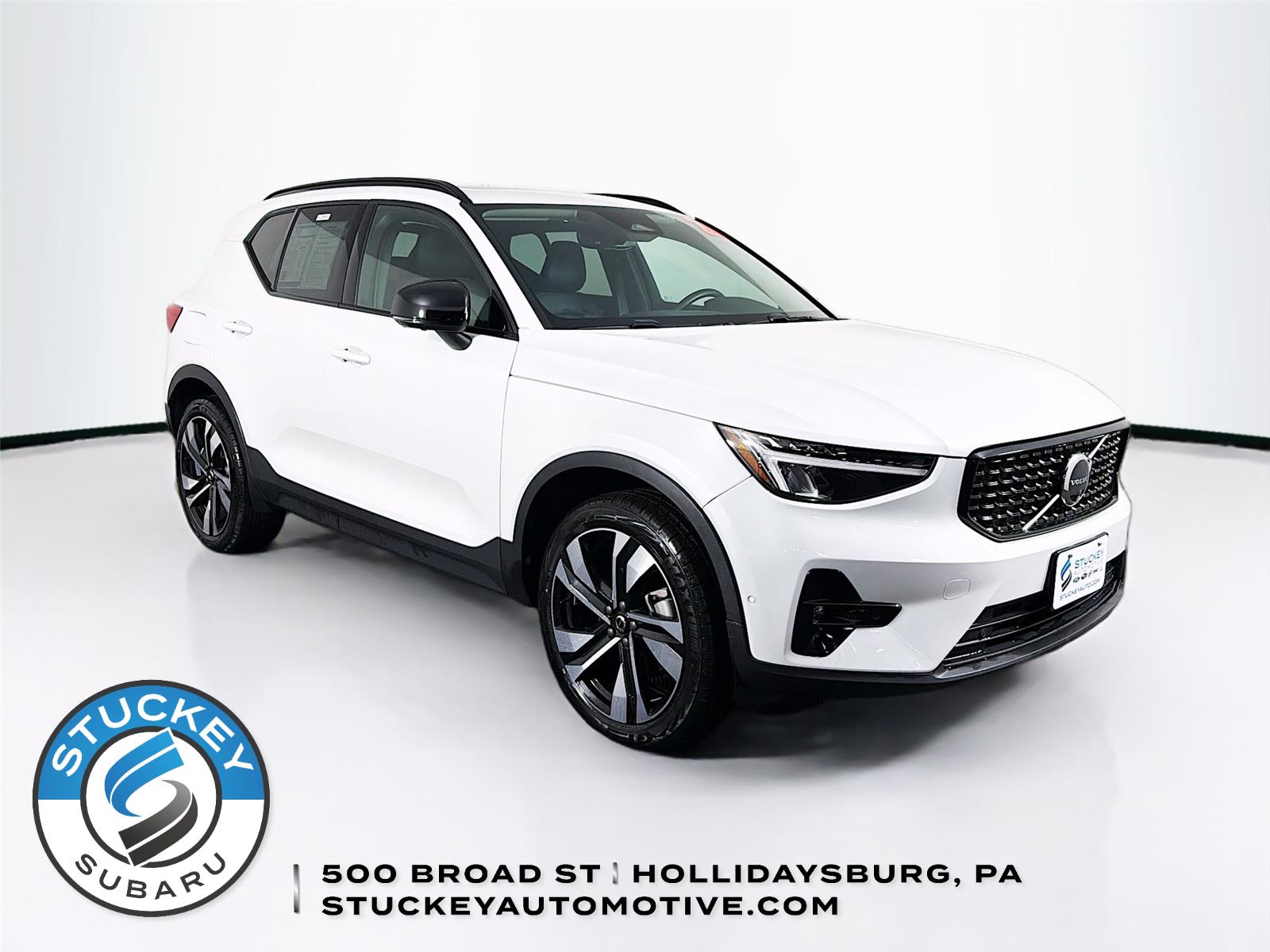 Crystal White Metallic 2024 Volvo XC40 B5 Plus Dark Theme AWD SUV / Crossover All-Wheel Drive Automatic