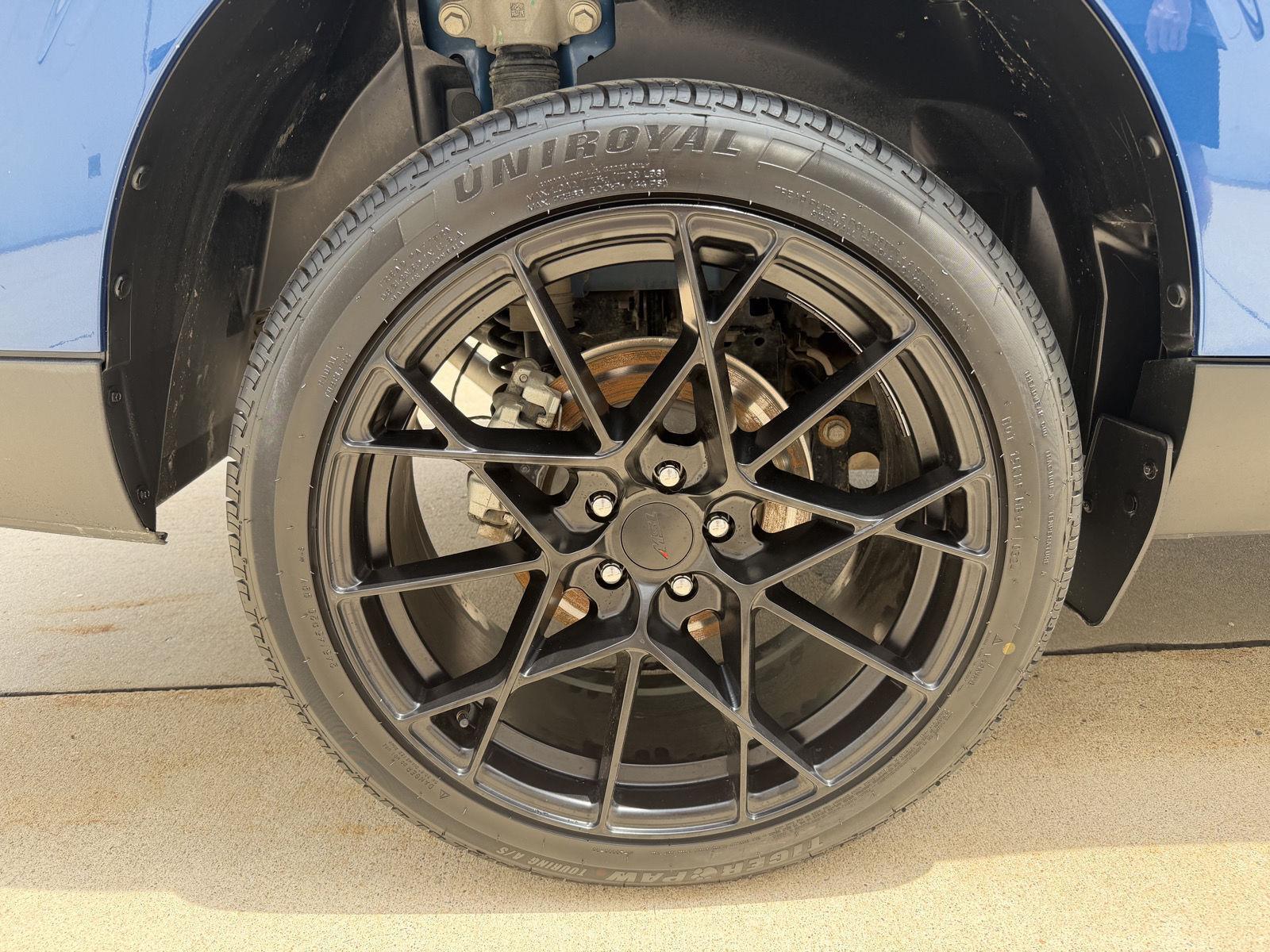 Vehicle photo 9