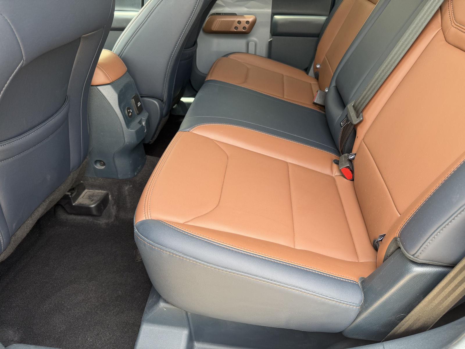 Vehicle photo 17
