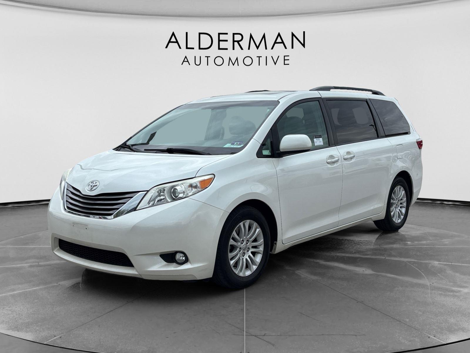 White (Blizzard Pearl) 2016 Toyota Sienna Minivan Front-Wheel Drive 6-Speed Automatic