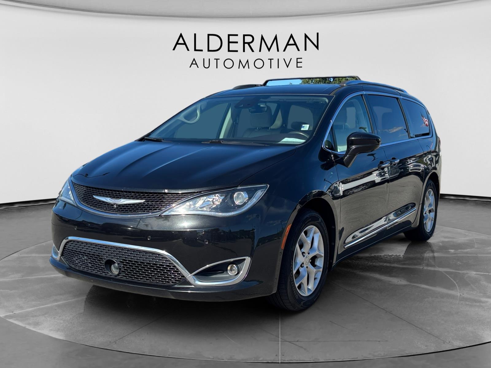Brilliant Black Crystal Pearlcoat 2018 Chrysler Pacifica Minivan Front-Wheel Drive 9-Speed Automatic