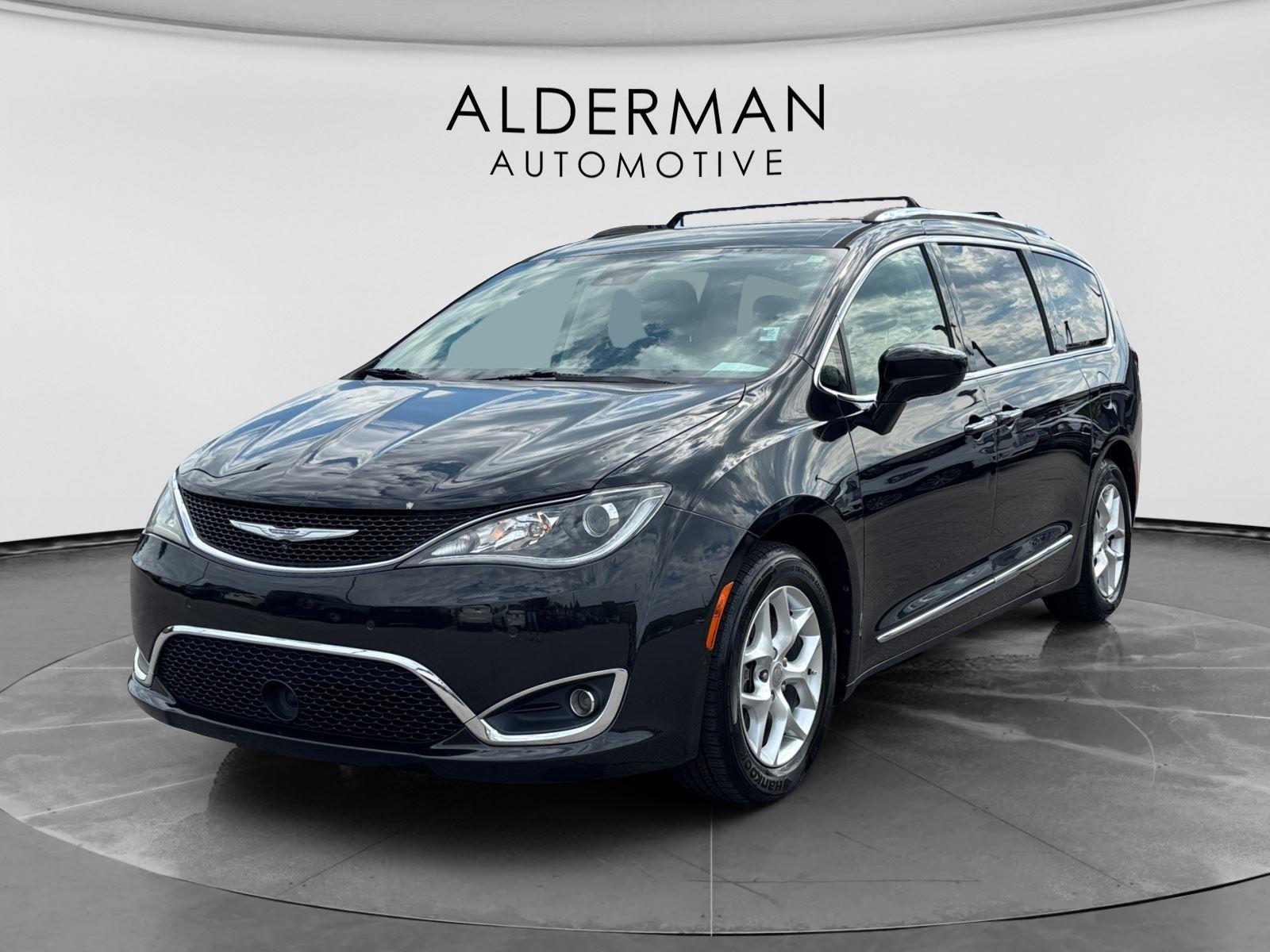 Brilliant Black Crystal Pearlcoat 2018 Chrysler Pacifica Minivan Front-Wheel Drive 9-Speed Automatic