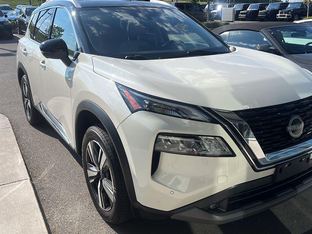 Pearl White Tricoat/Super Black 2021 Nissan Rogue SUV / Crossover Front-Wheel Drive Continuously Variable Transmission